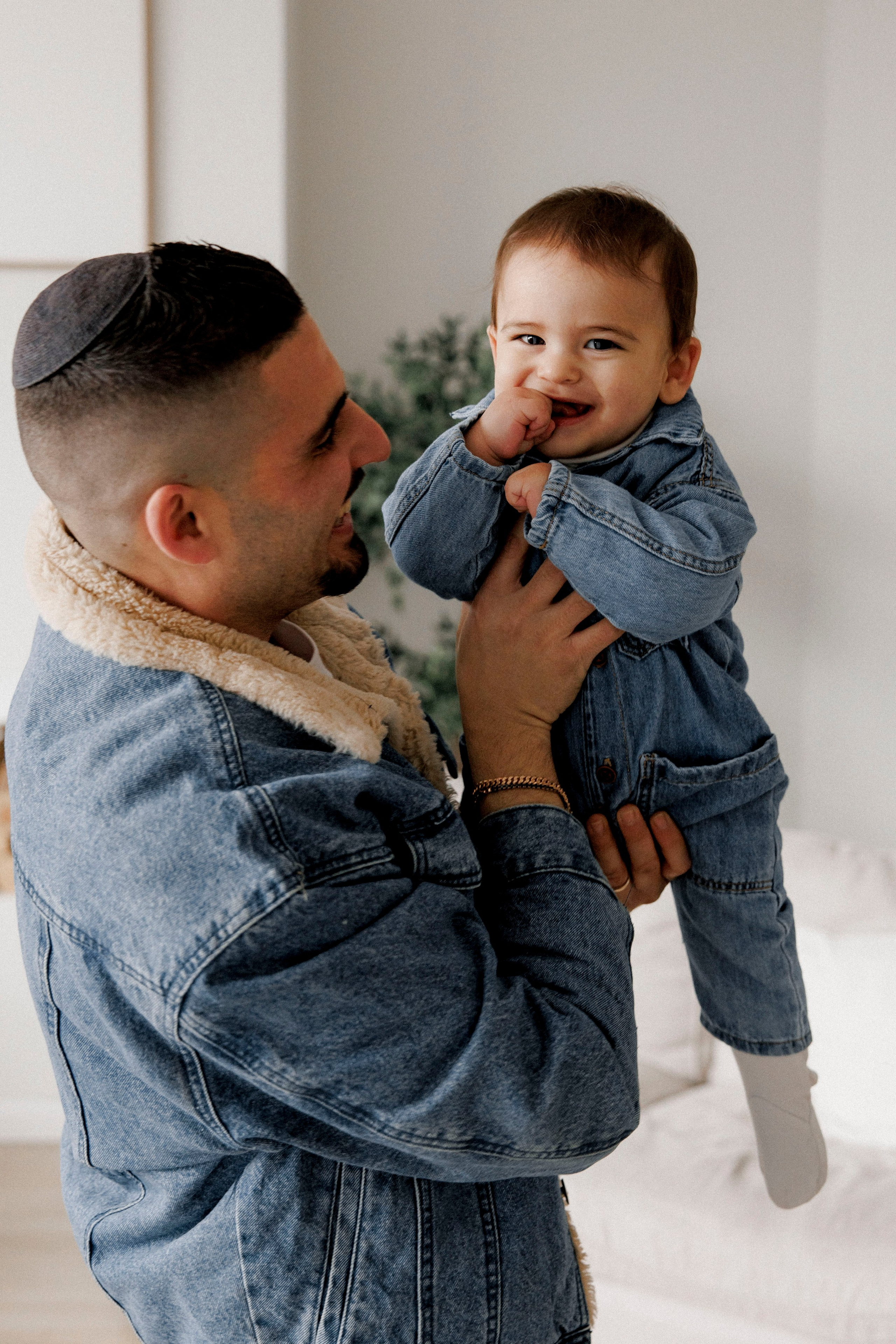 Family photoshoot in White Studio. Wedding and family photographer