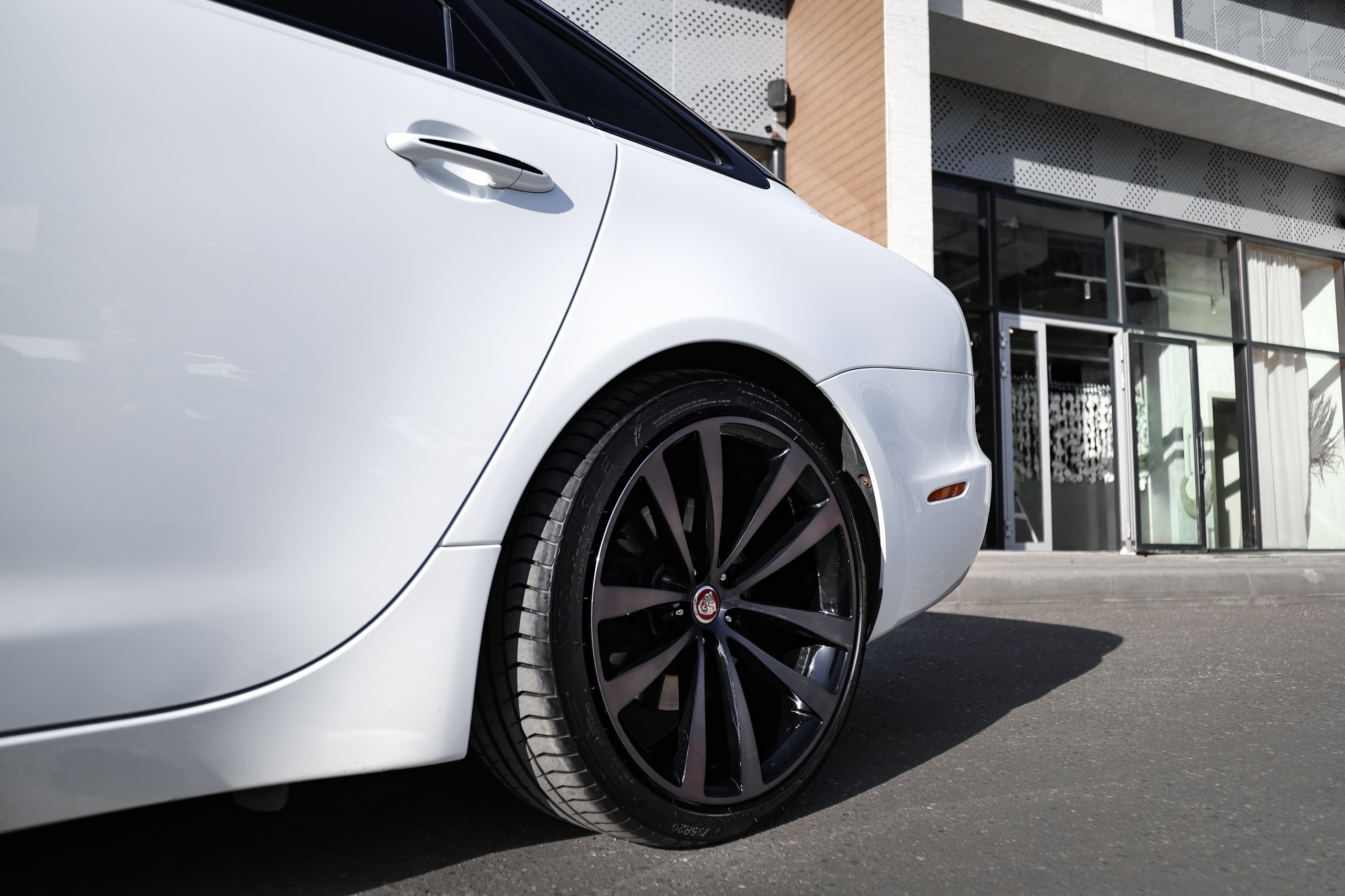 2017 JAGUAR XJ. Mixturecaptures