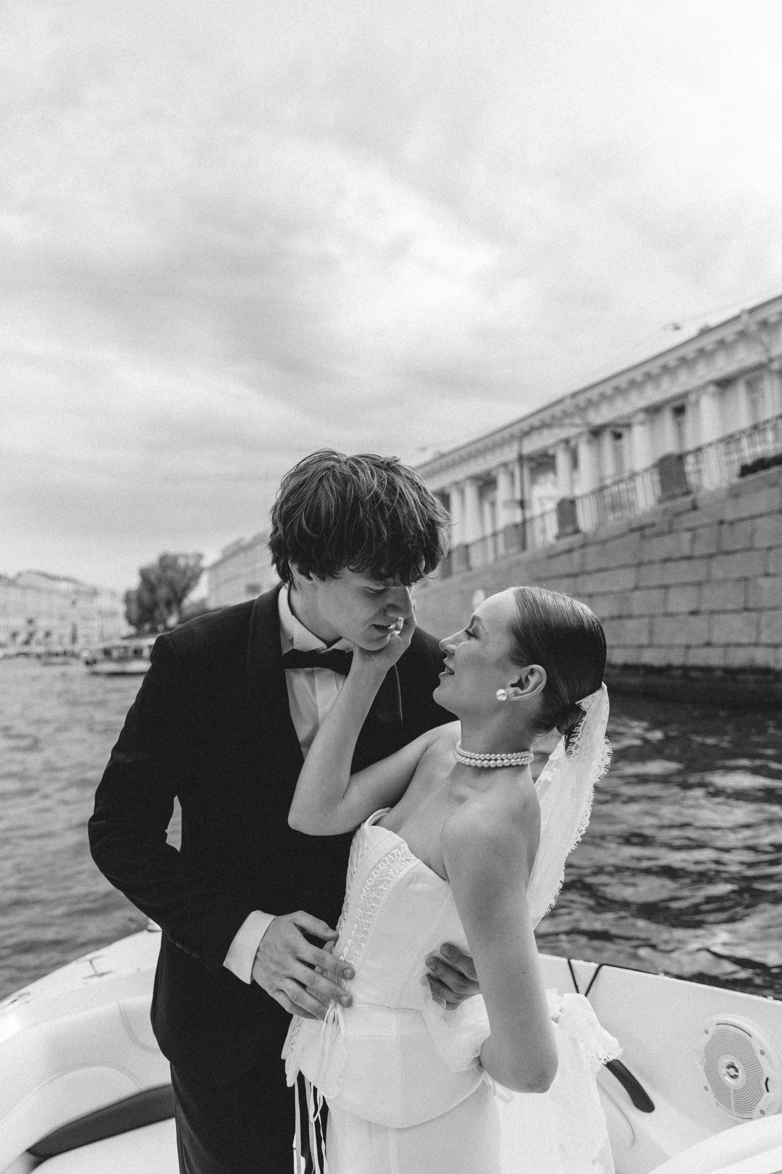 Свадебная прогулка на катере. Семейный и свадебный фотограф в Санкт-Петербурге Екатерина Васильева