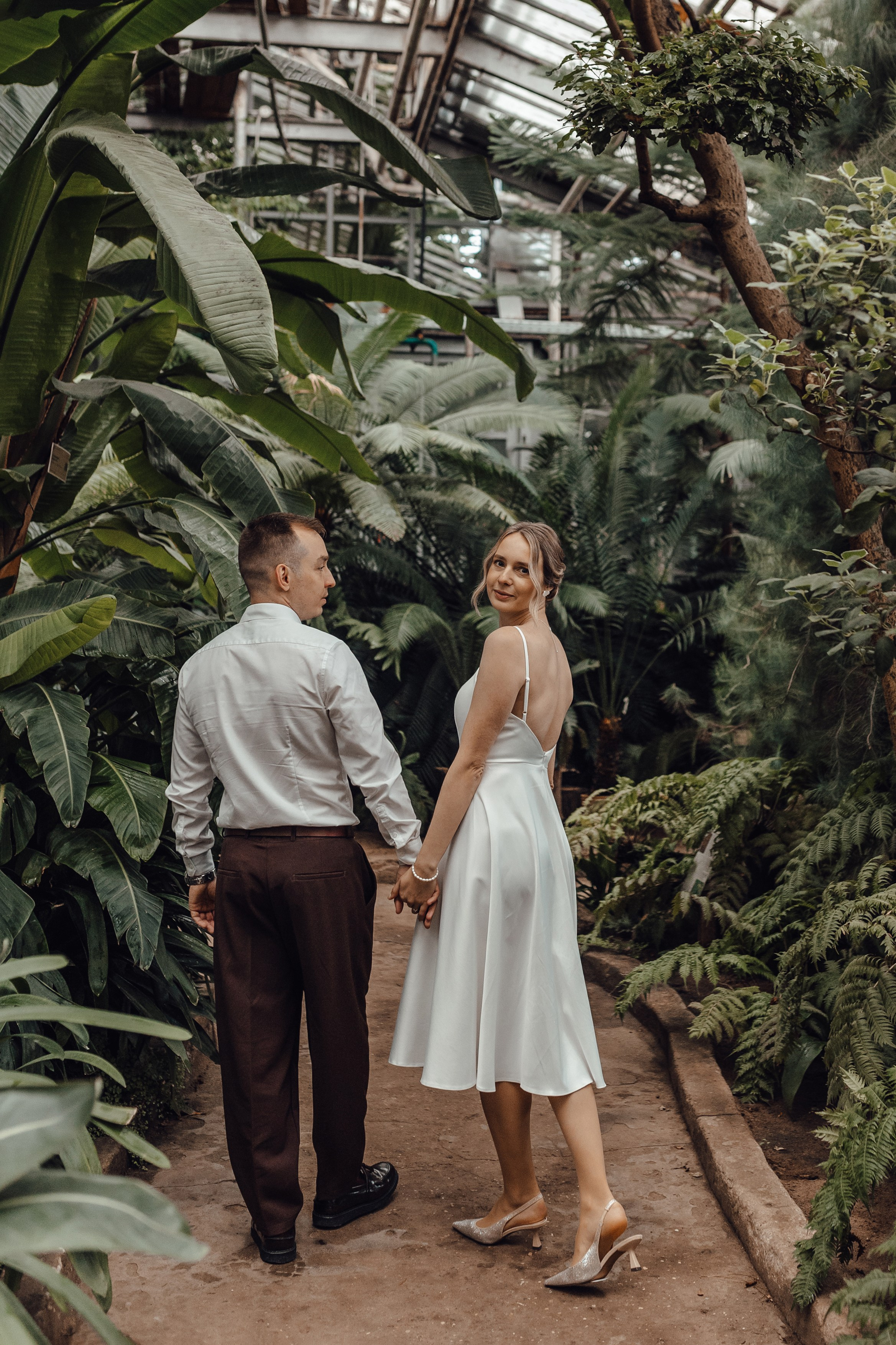 Свадебная фотосессия в Старой фондовой оранжерее Ботанического сада имени Цицина Ран в Москве