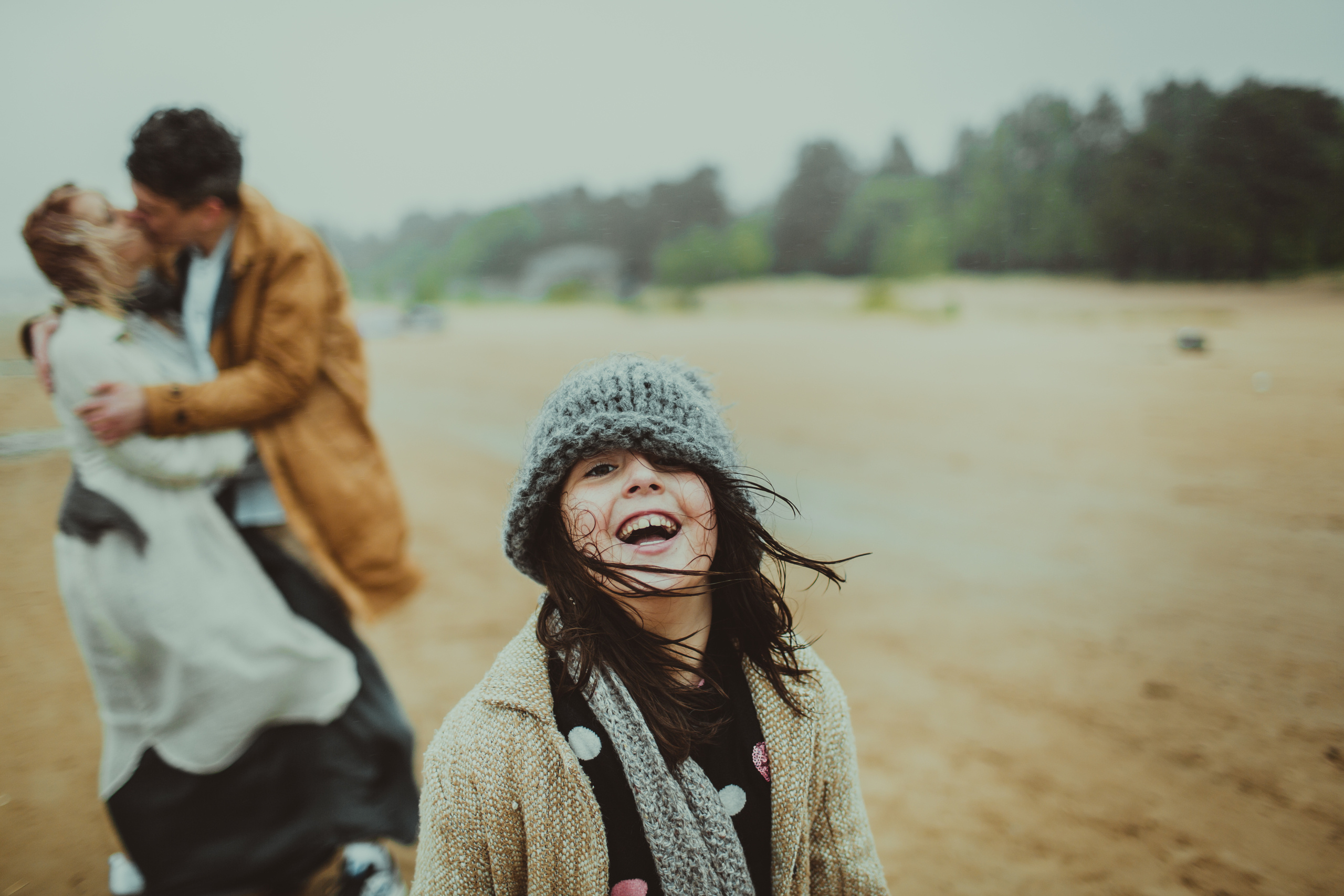 семья в туманный день на пляже финского залива