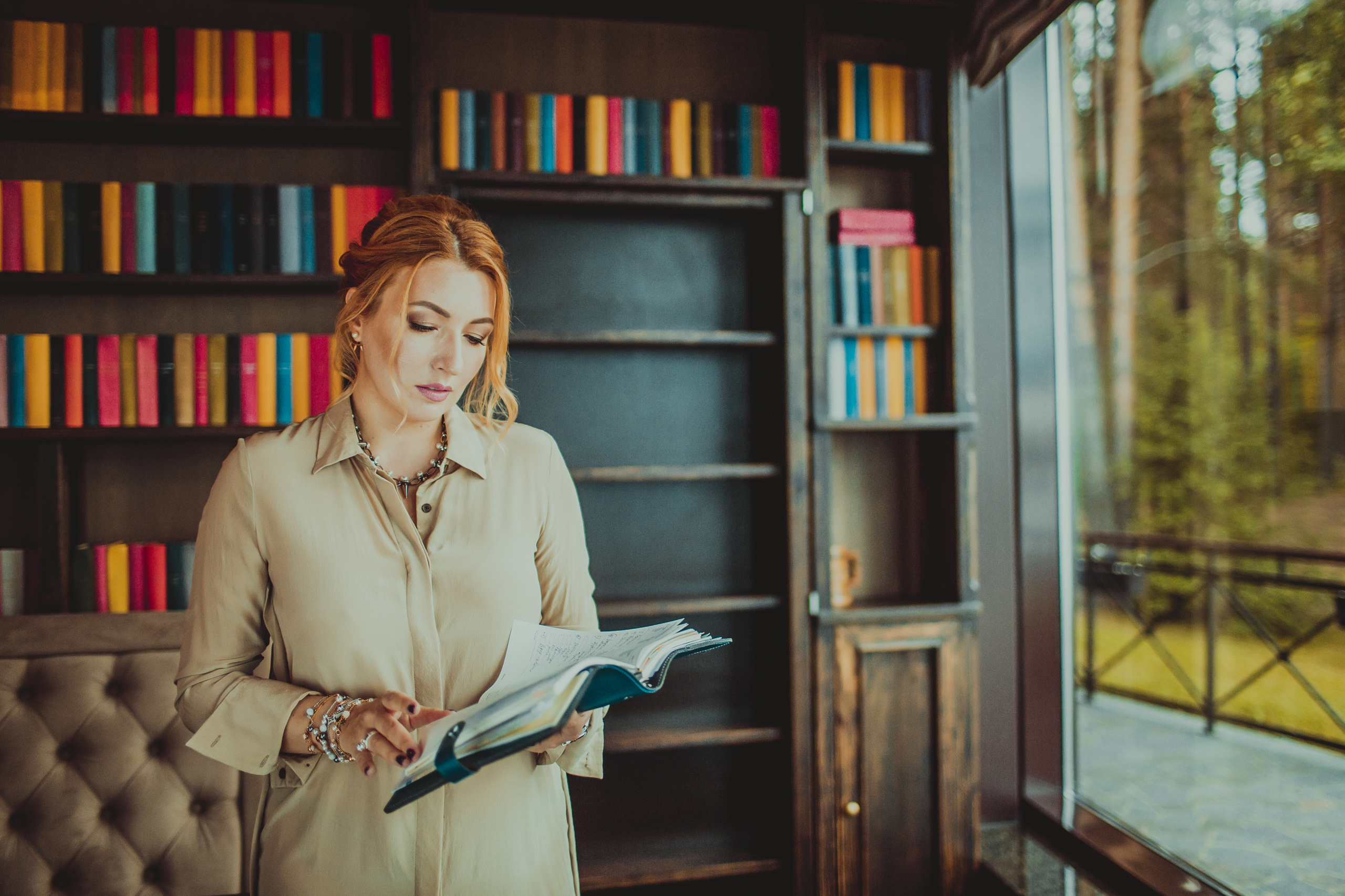 деловой портрет бизнес-вумен с журналом в загородном доме