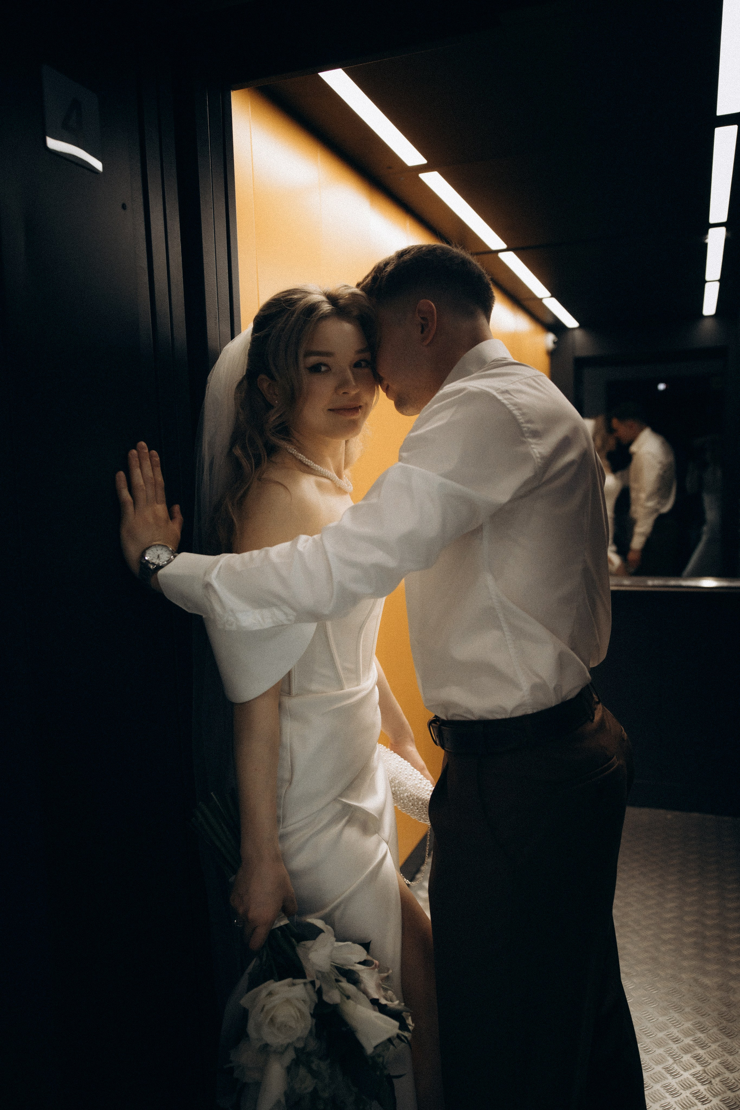 Свадебная фотосессия в стильном лифте элитного дома Москвы