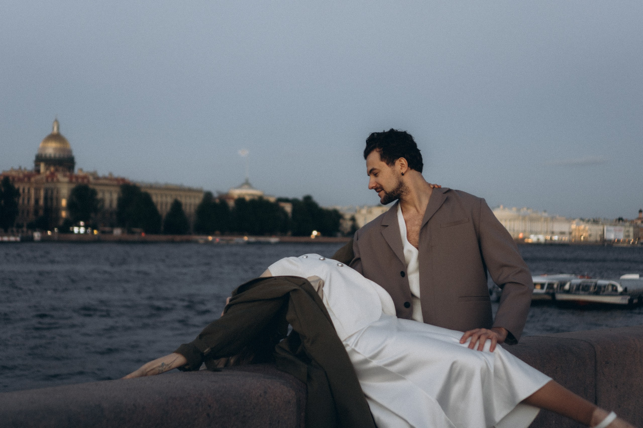 СВАДЕБНАЯ СЬЕМКА ПАРЫ НА РАССВЕТЕ В БЕЛЫЕ НОЧИ И ПРОГУЛКА С РАЗВОДНЫМИ МОСТАМИ И ПИКНИК ВОЗЛЕ ИСАКИЕВСКОГО СОБОРА. Профессиональный фотограф, Санкт-Петербург — Виктория Богомолова