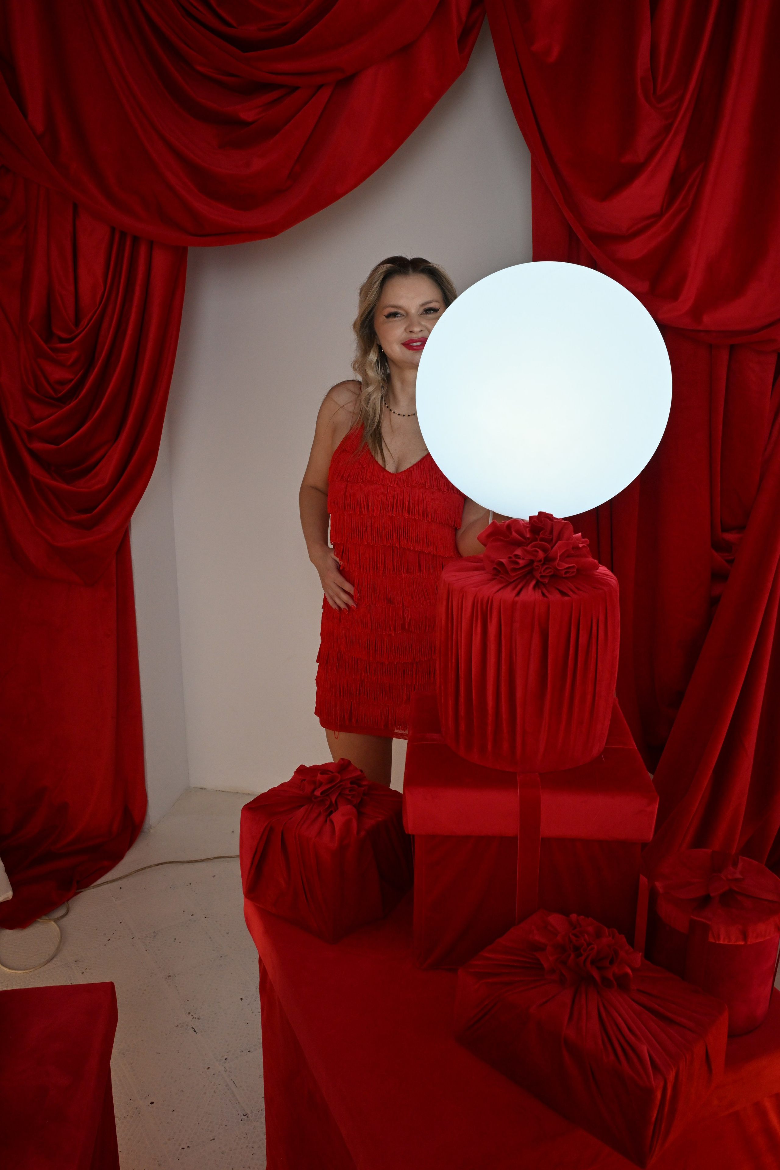 КРАСНАЯ КОМНАТА КСЕНИЯ СЕМЕНЦОВА. Фотограф в Санкт-Петербурге Сафронов Николай