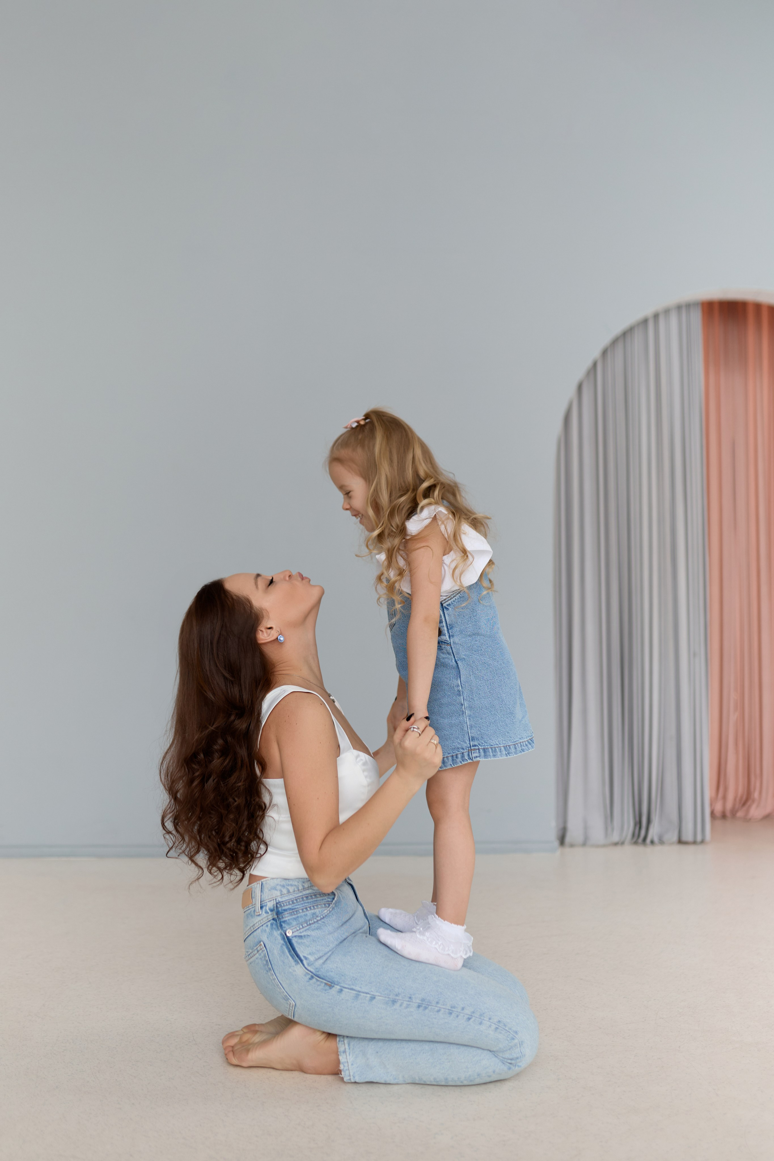 Семейная съемка в фотостудии. Сестры Карабаза. Фотографы и ретушеры в Москве и Санкт-Петербурге