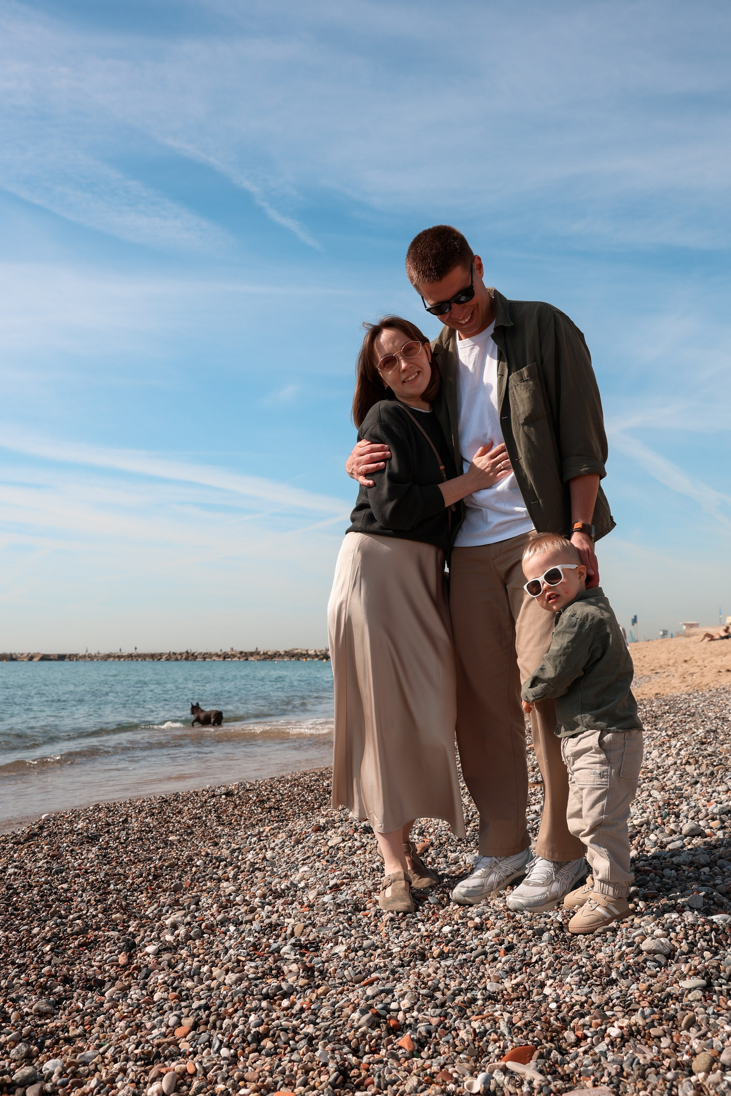 Seashore with a toddler. Natalia Zhuravleva|family, newborn, maternity photographer in Barcelona
