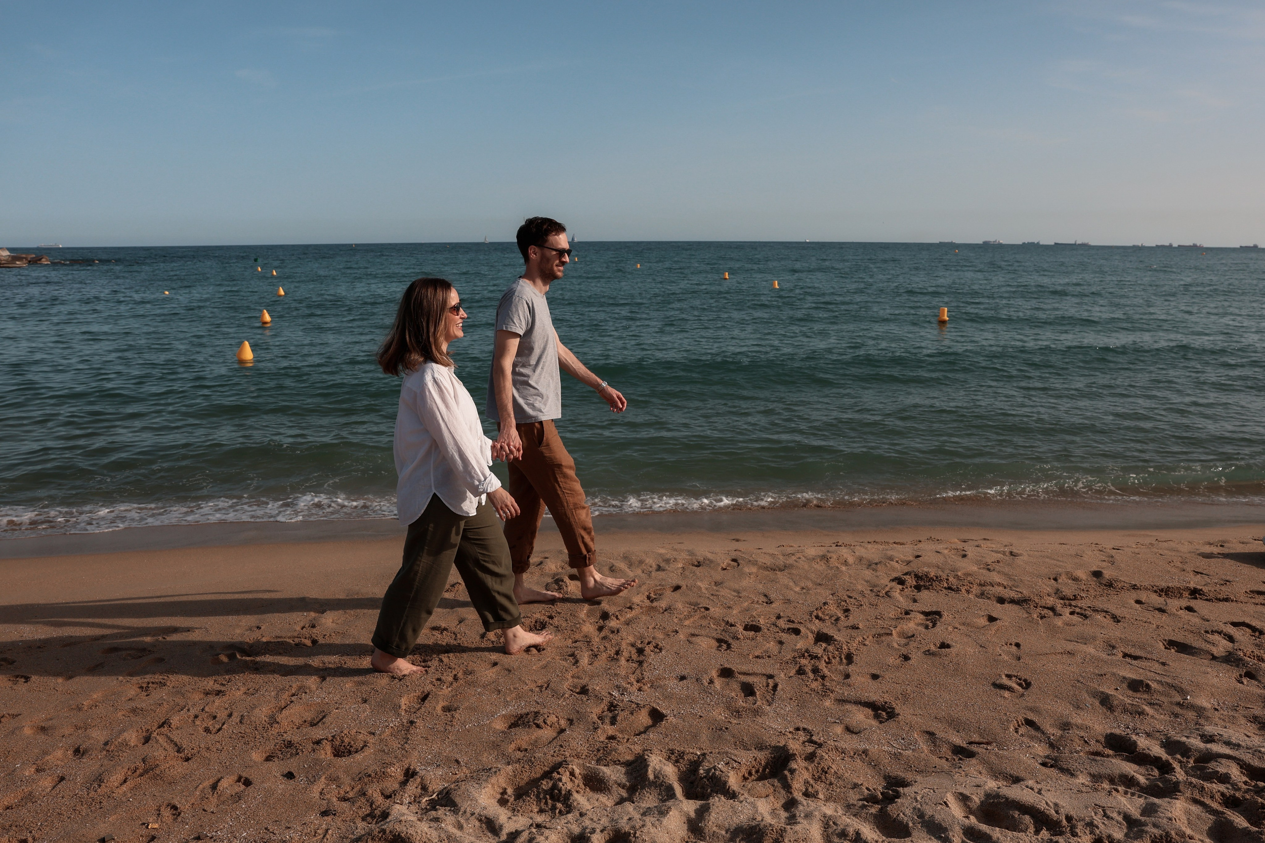 Family pizza at the sea. Natalia Zhuravleva|family, newborn, maternity photographer in Barcelona