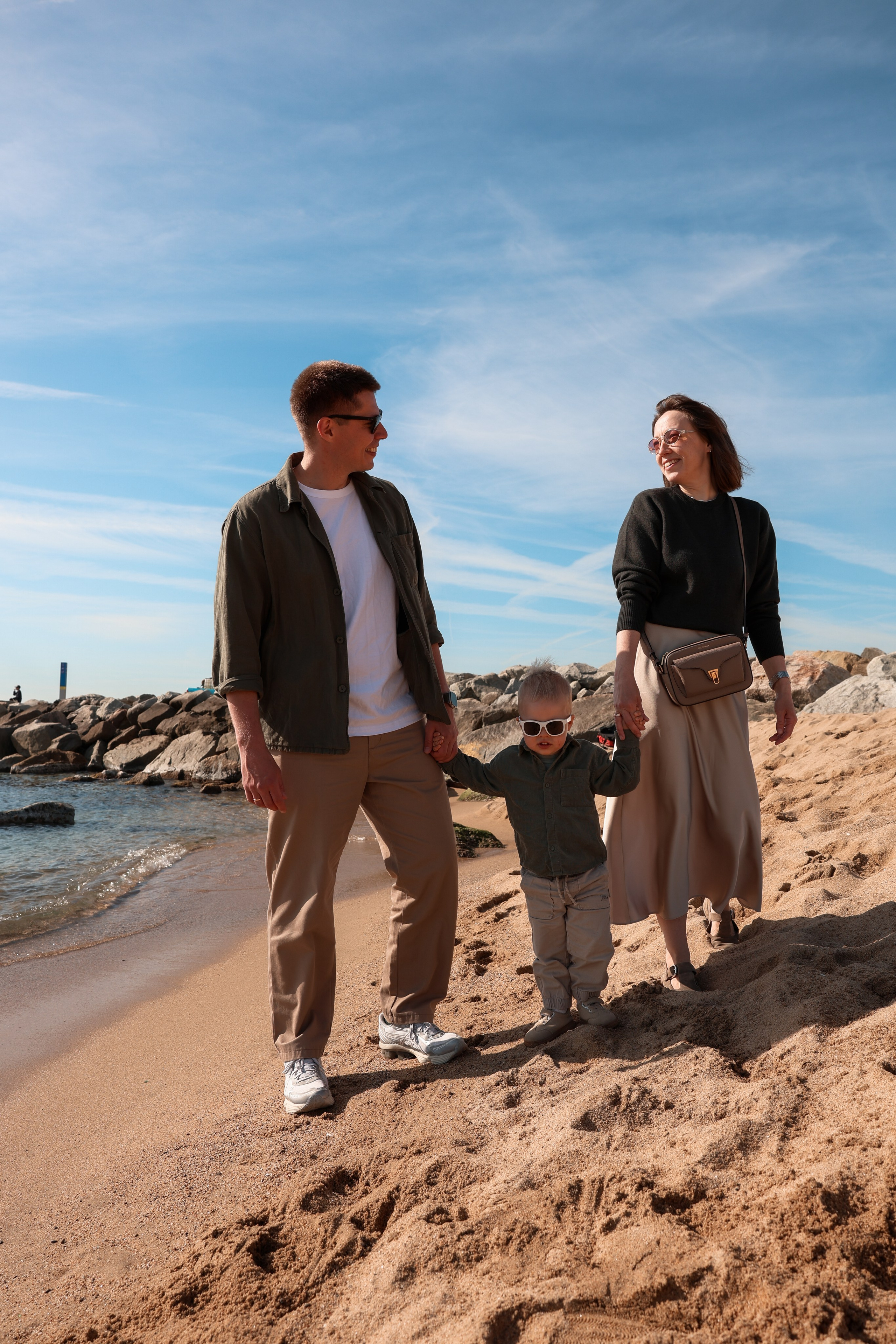 Seashore with a toddler. Natalia Zhuravleva|family, newborn, maternity photographer in Barcelona