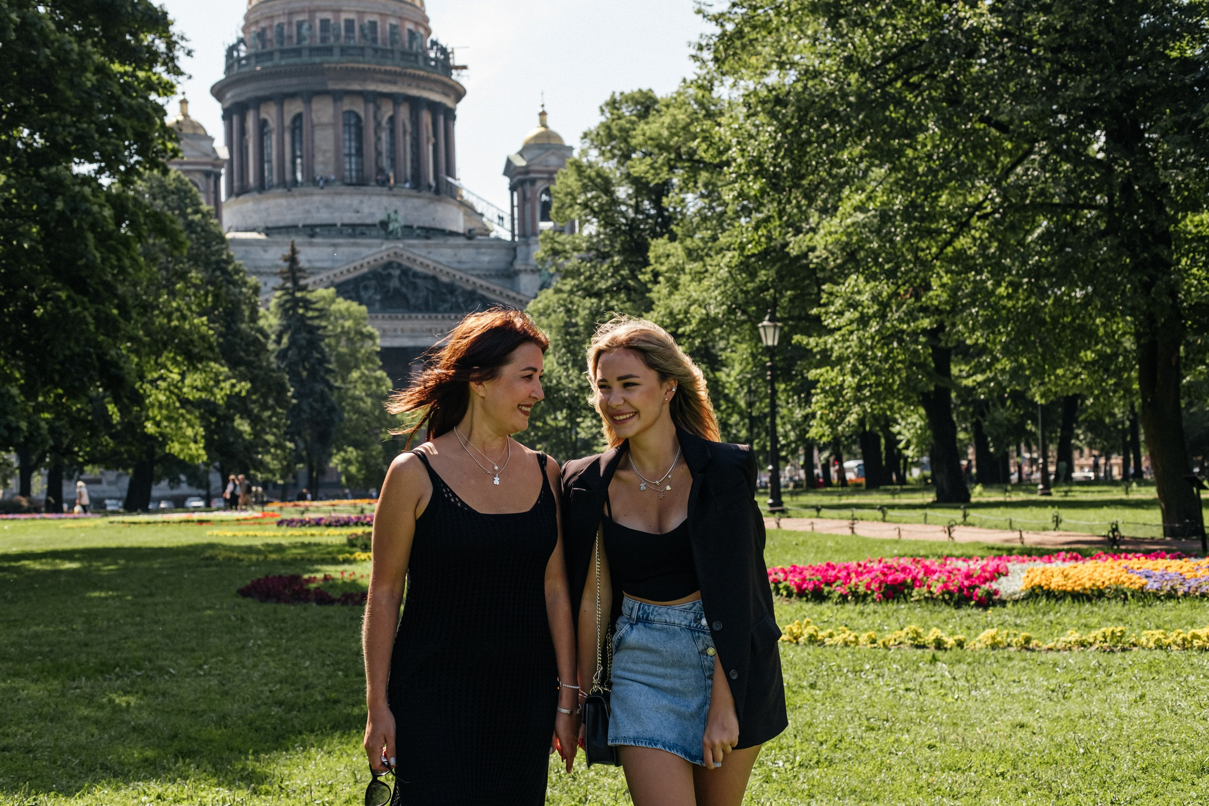 Василина с семьей в августе. Фотопрогулка в Петербурге. Индивидуальный и семейный фотограф в Санкт-Петербурге