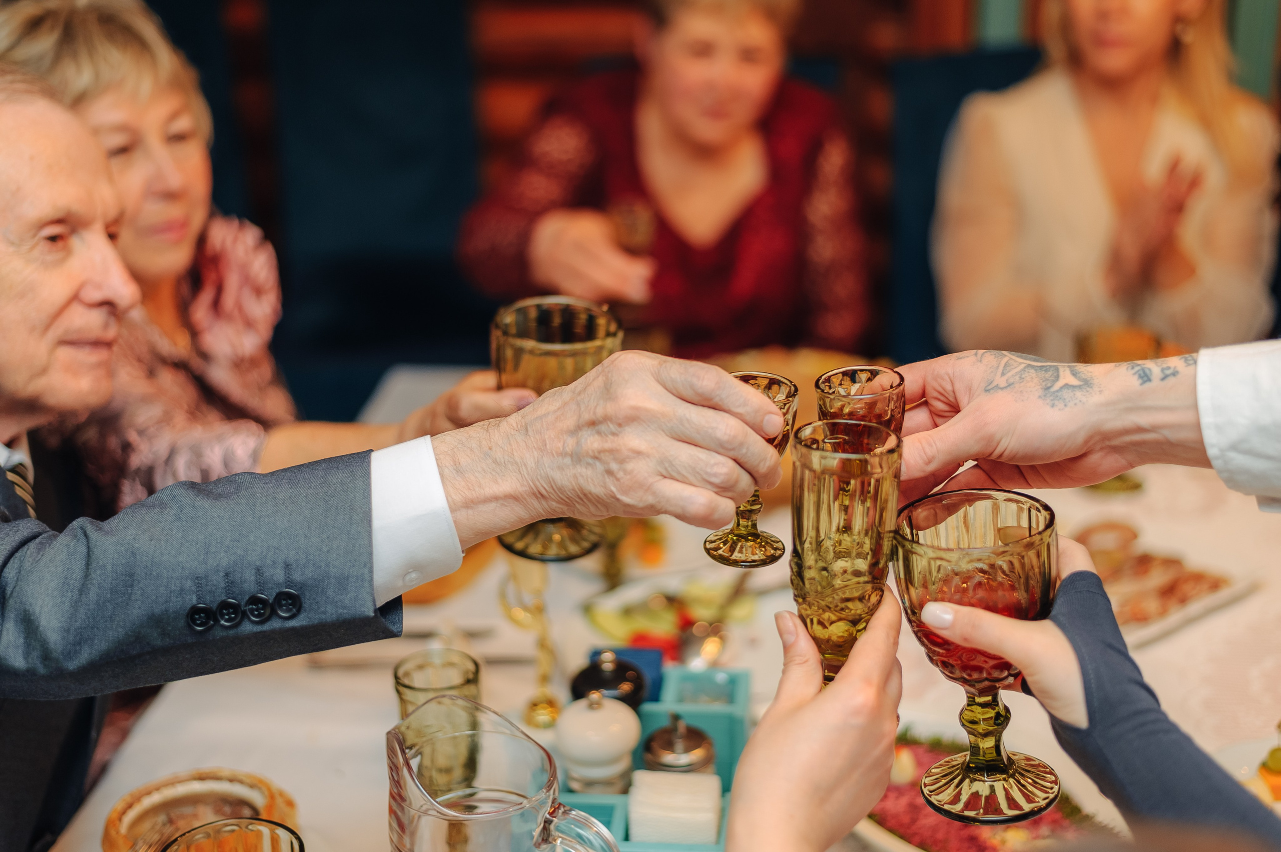 Тихий семейный праздник в ресторане Подкова. Свадебный фотограф в Екатеринбурге Артём Зайнетдинов