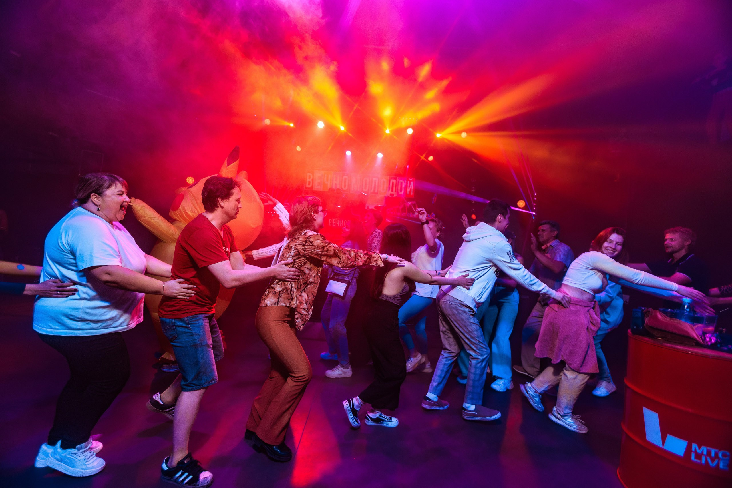22.08.25 Вечно молодой. Репортажный фотограф Екатеринбург | Яркий, качественный репортаж | Концерты, клубы, репортаж, праздники, корпоративы