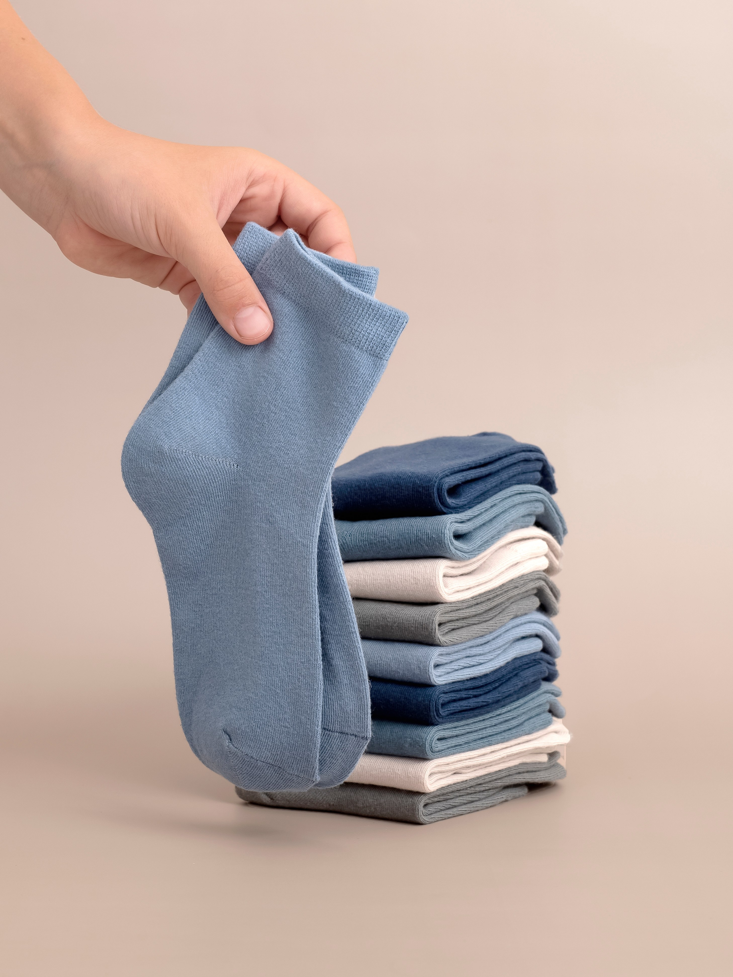 Фотосъемка детских носочков в детских руках. 