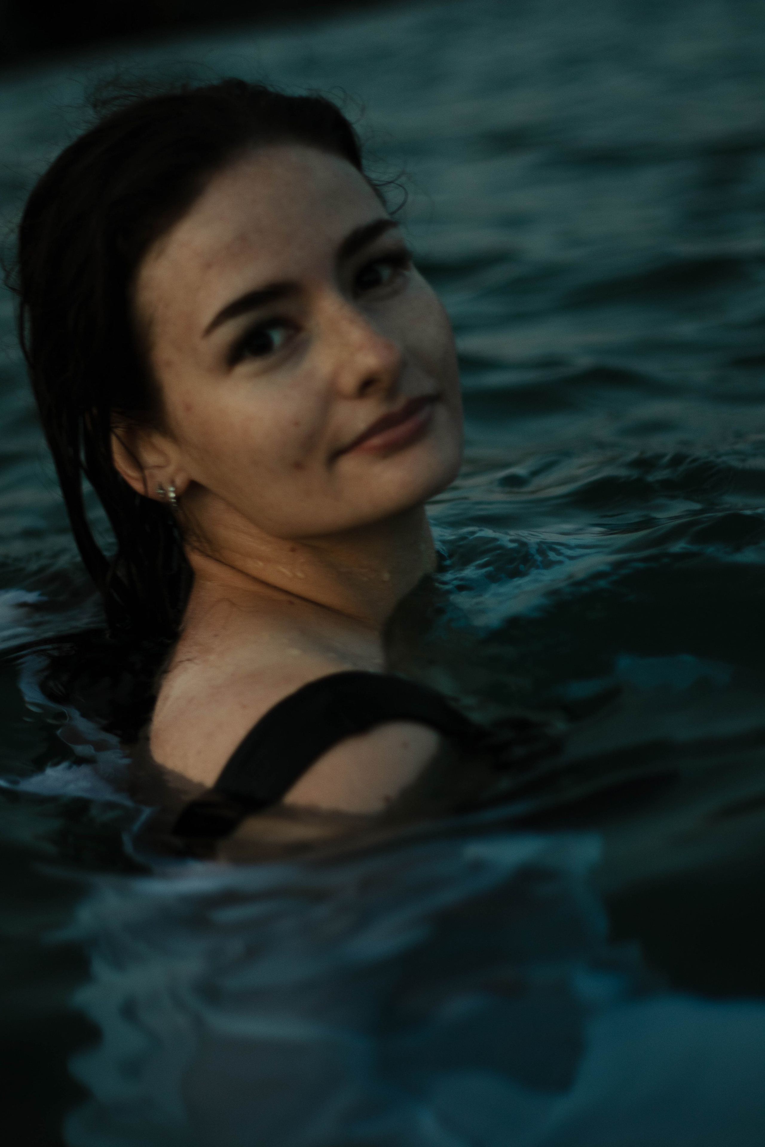 «Невесомость волн: девушка и море». Уличный фотограф Города N