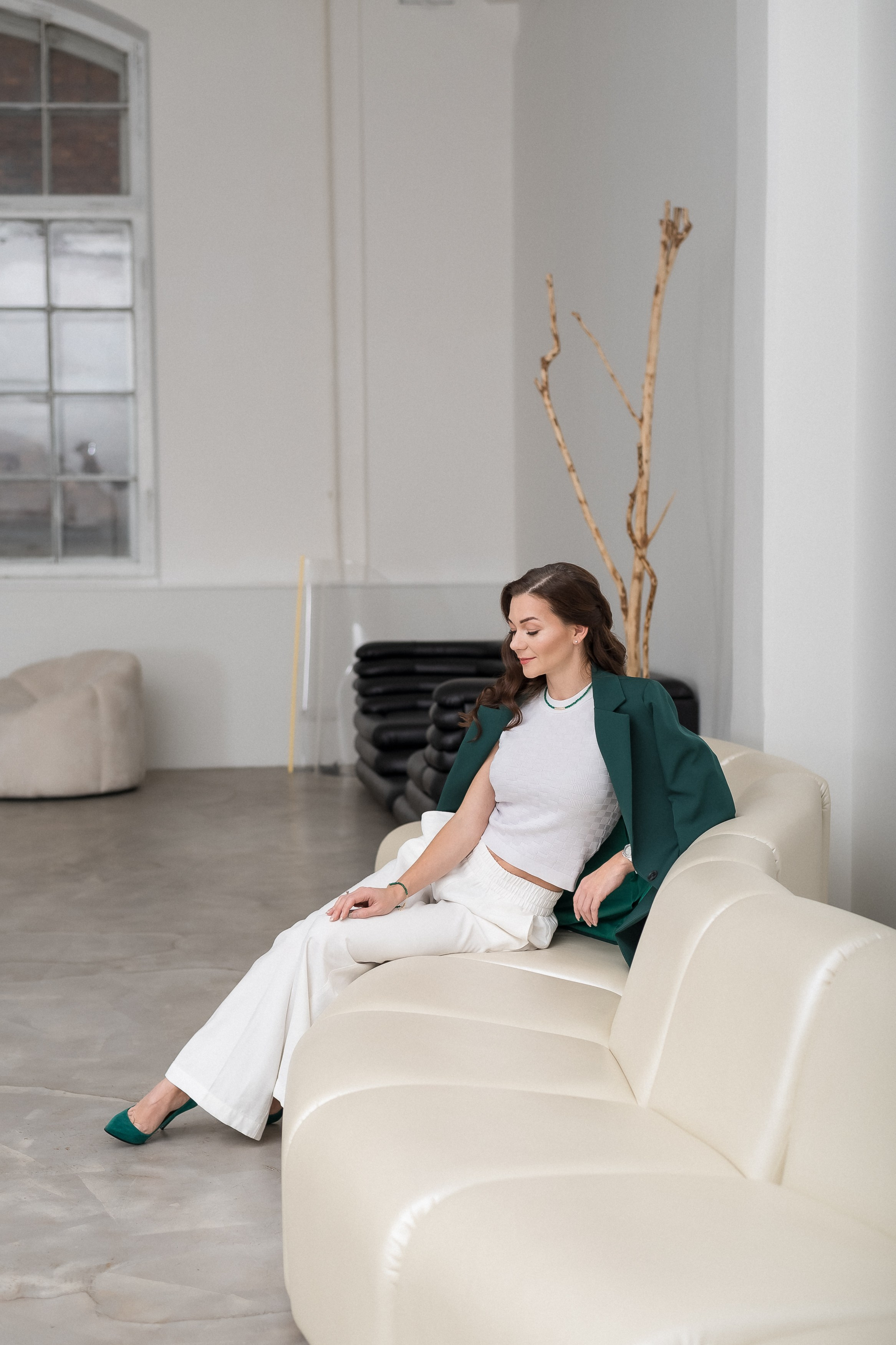 В светлой минималистичной студии. КОНТЕНТ |БРЕНД фотограф Санкт-Петербург — Жанна Олтаржевская