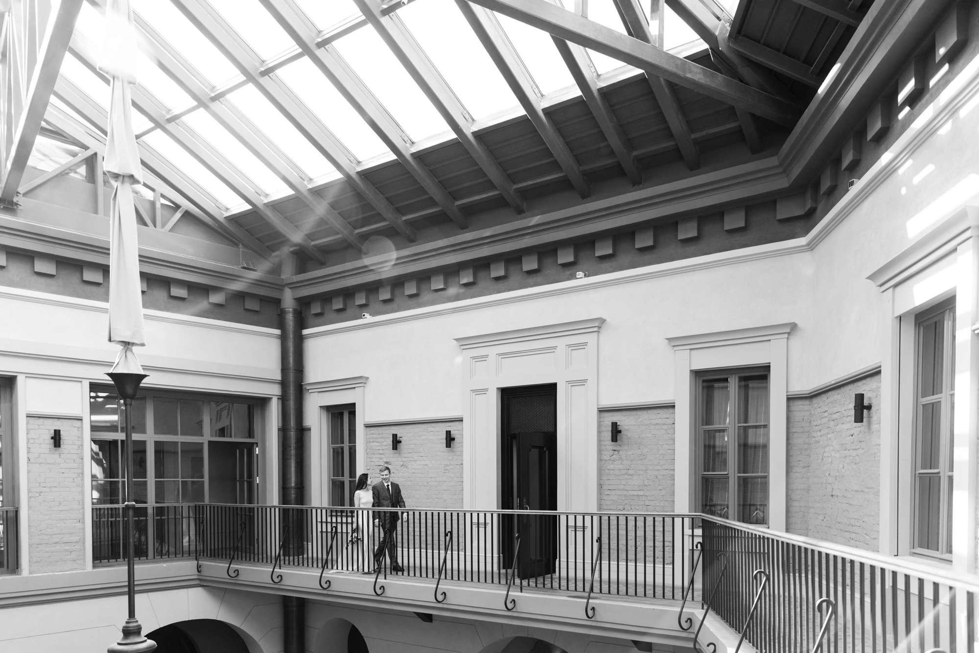 Невеста и жених идут в замке БИП