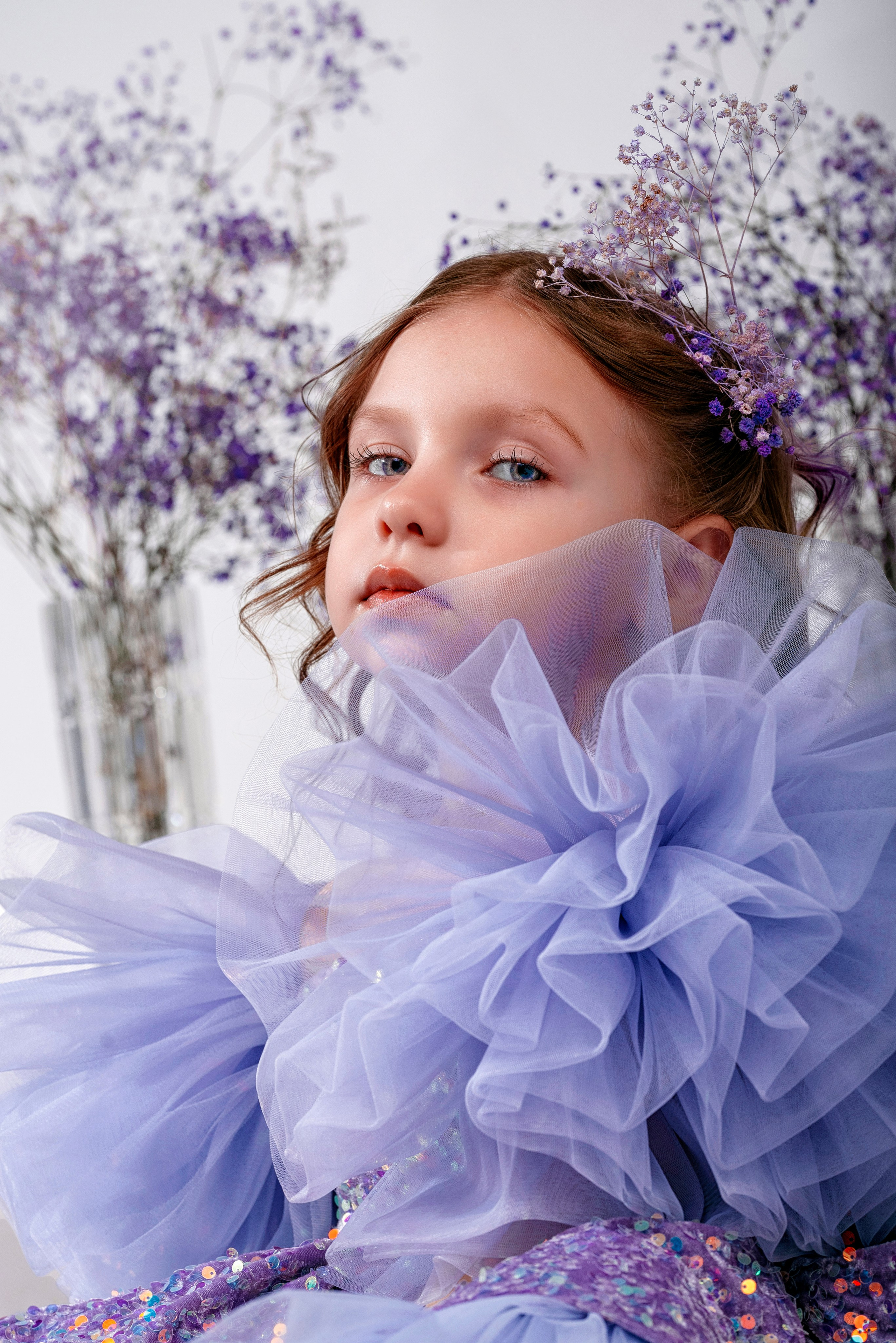 лавандовое платье, фиолетовая гипсофила, фотосессия в студии, фиолетовый