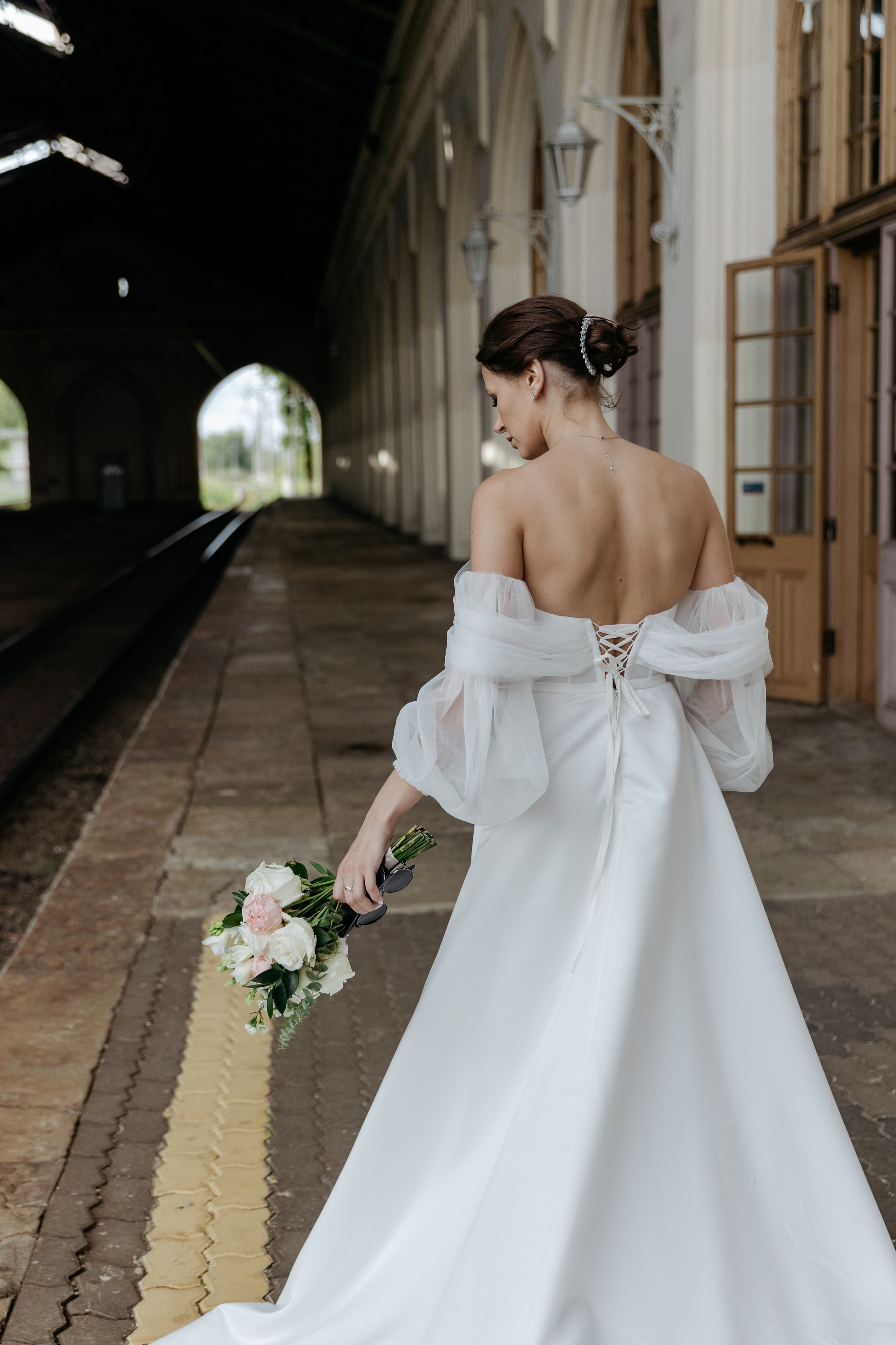 Волшебство уходит — Знаю. — И что мы будем делать? — Наслаждаться моментом. Свадебный фотограф в Санкт-Петербурге