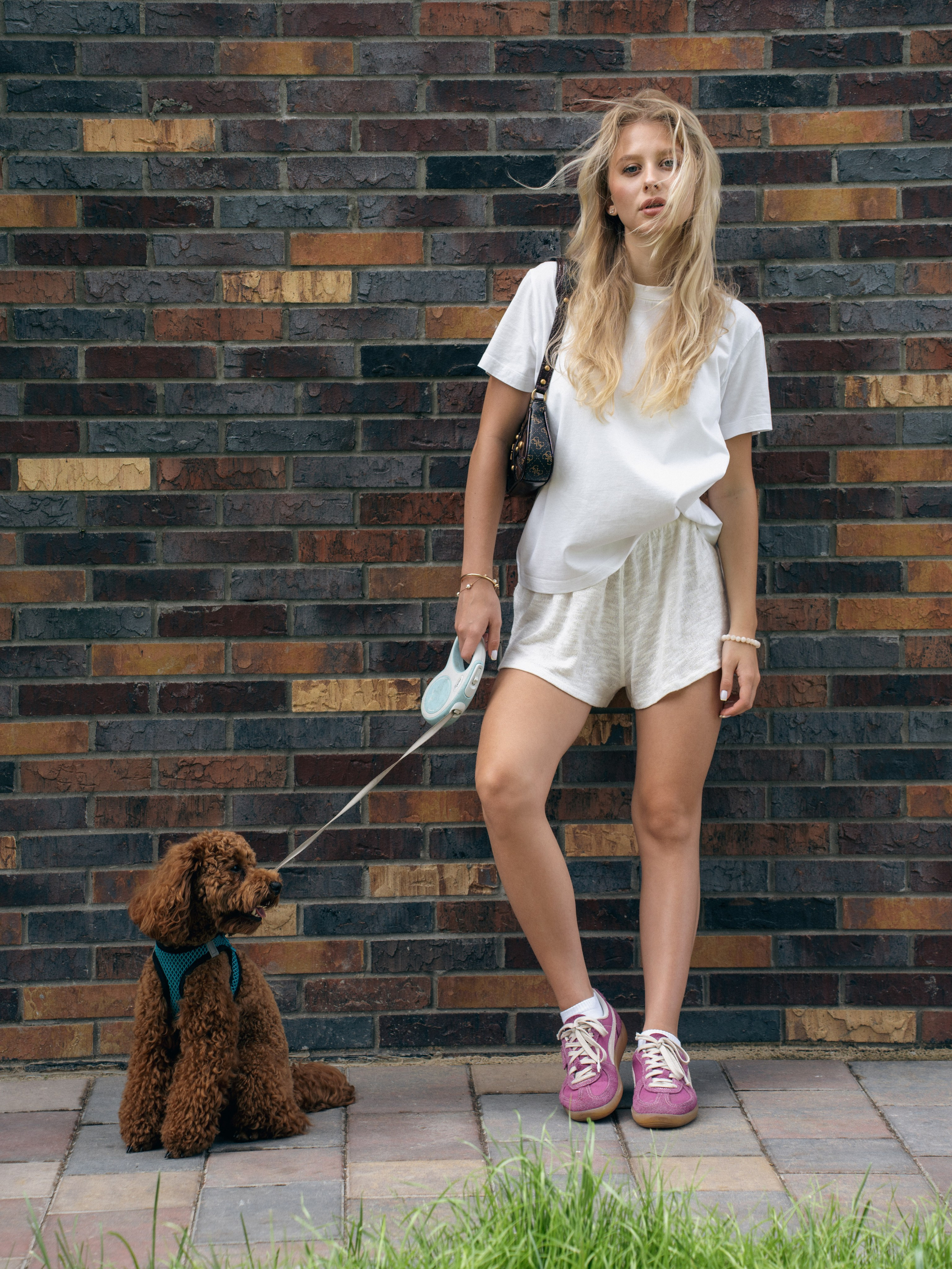 Современная девушка с собакой на street-фотосессии