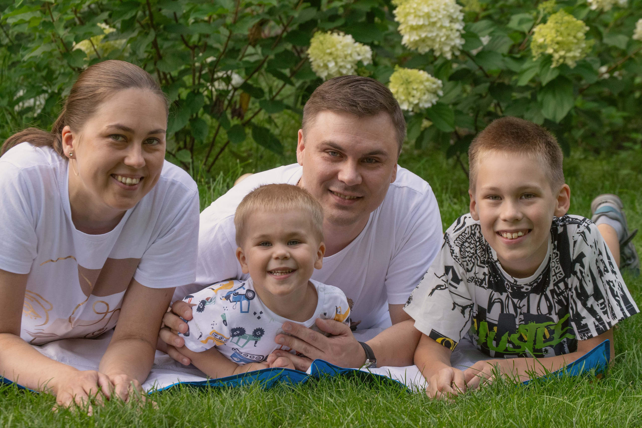 Летняя семейная фотосессия на природе