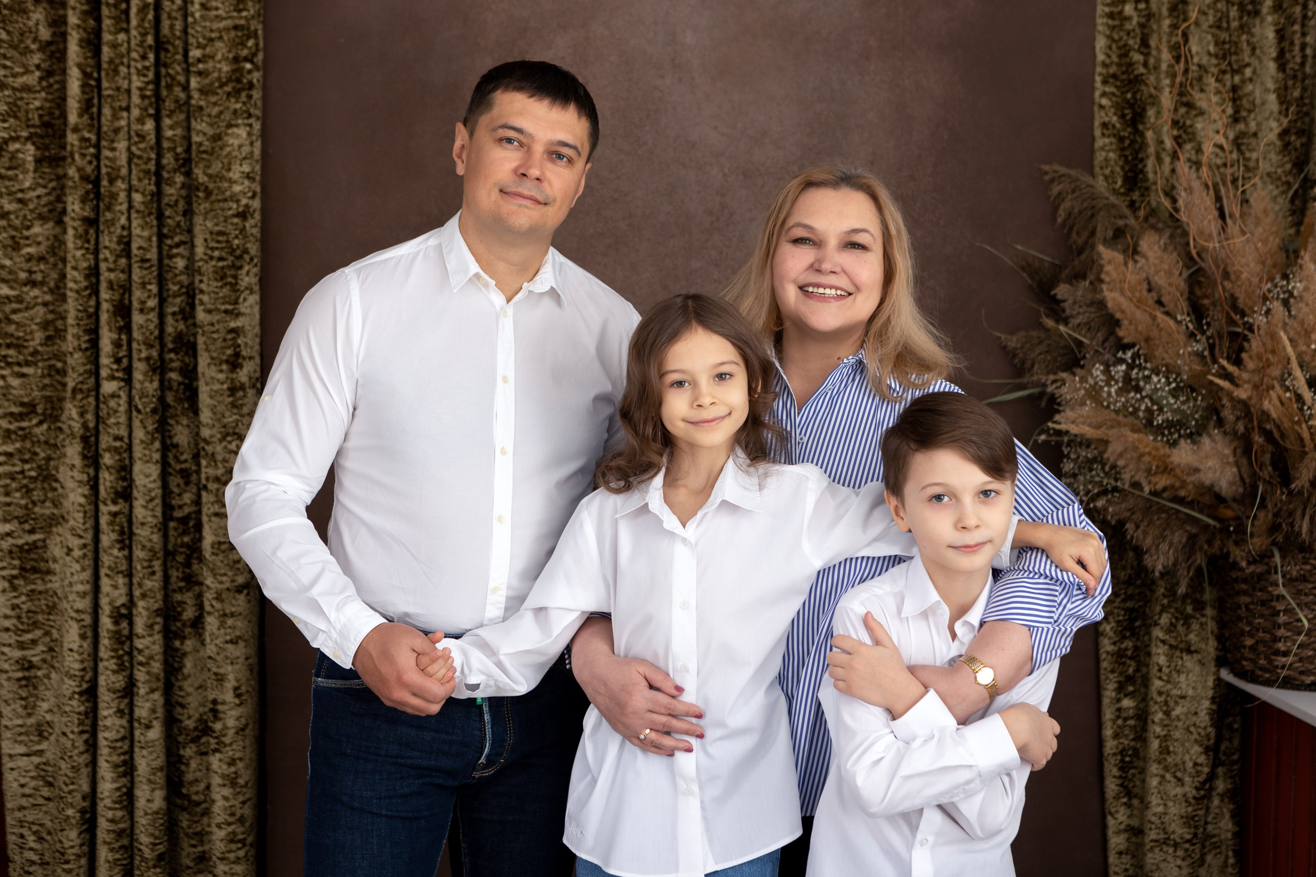 Семейная фотосессия в студии. Фотограф в Оренбурге. Профессиональный фотограф