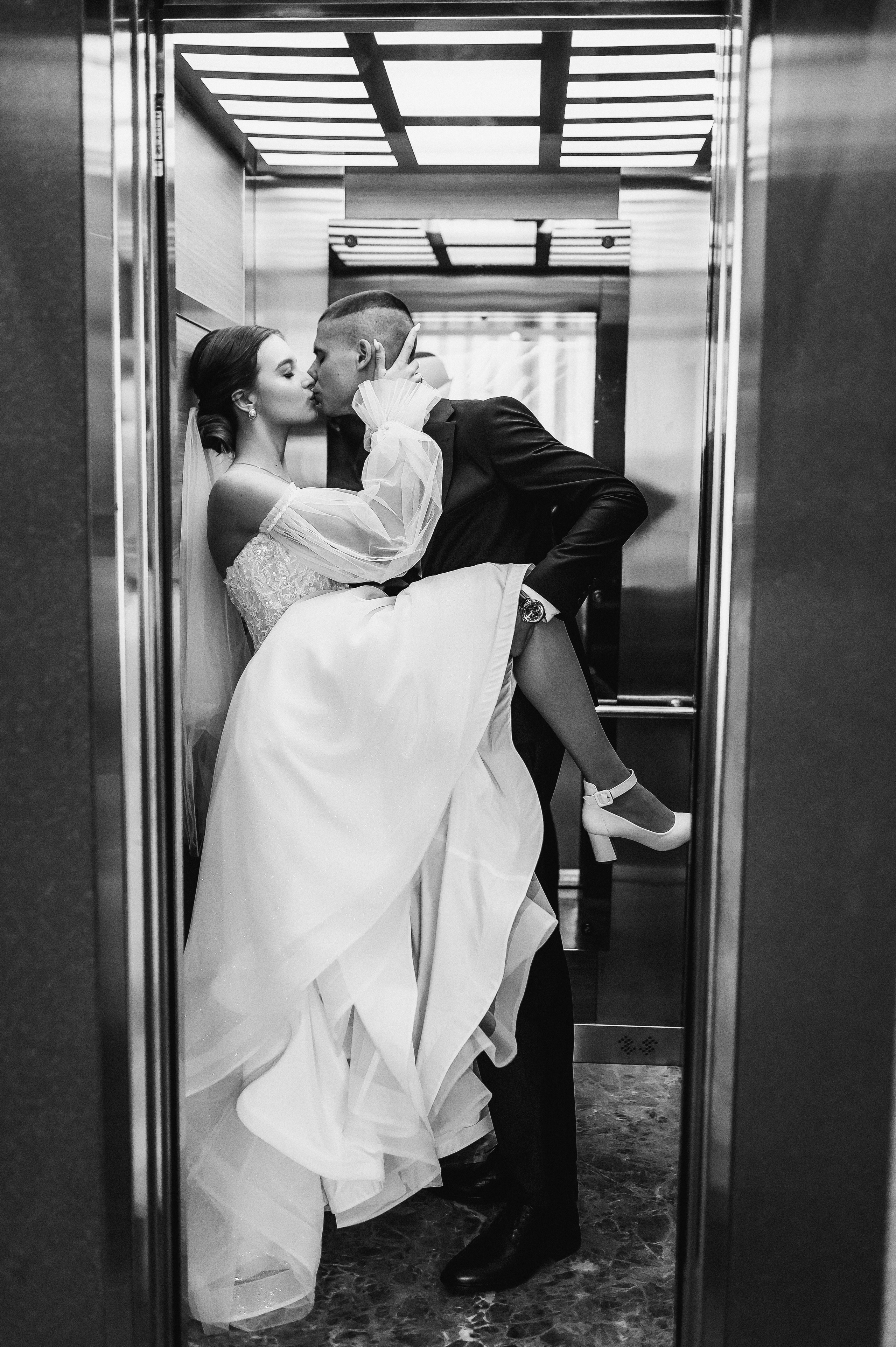 Свадебное утро и прогулка красивой яркой пары. Свадебный и семейный фотограф в Симферополе Дарья Маркова