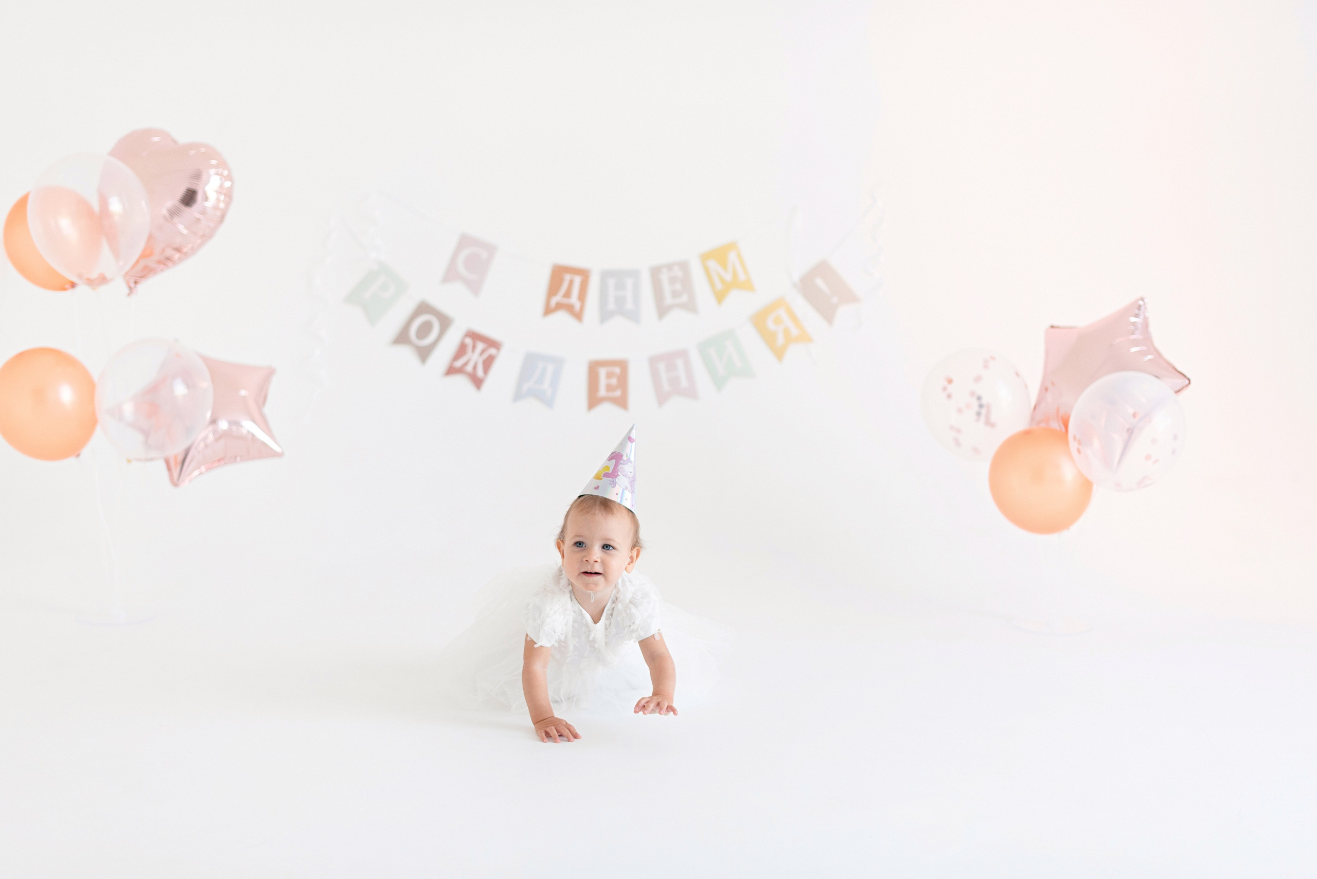 Фотосессия дня рождения малыша в студии, торт, воздушные шары, мыльные пузыри, профессиональный фотограф в Сургуте и Нефтеюганске.