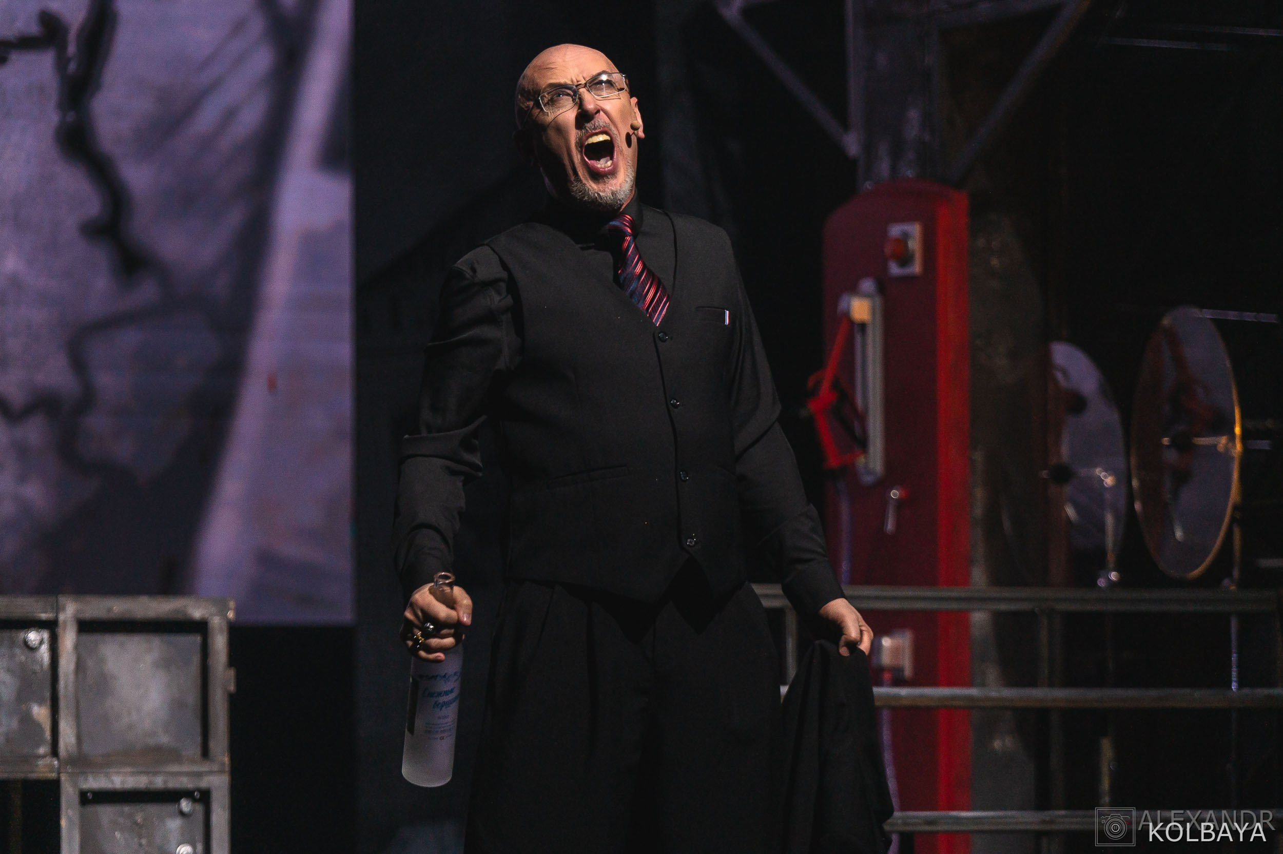 Фотографии со спектакля «Однажды в городе N». Концертный и театральный репортажный фотограф в Москве Александр Колбая