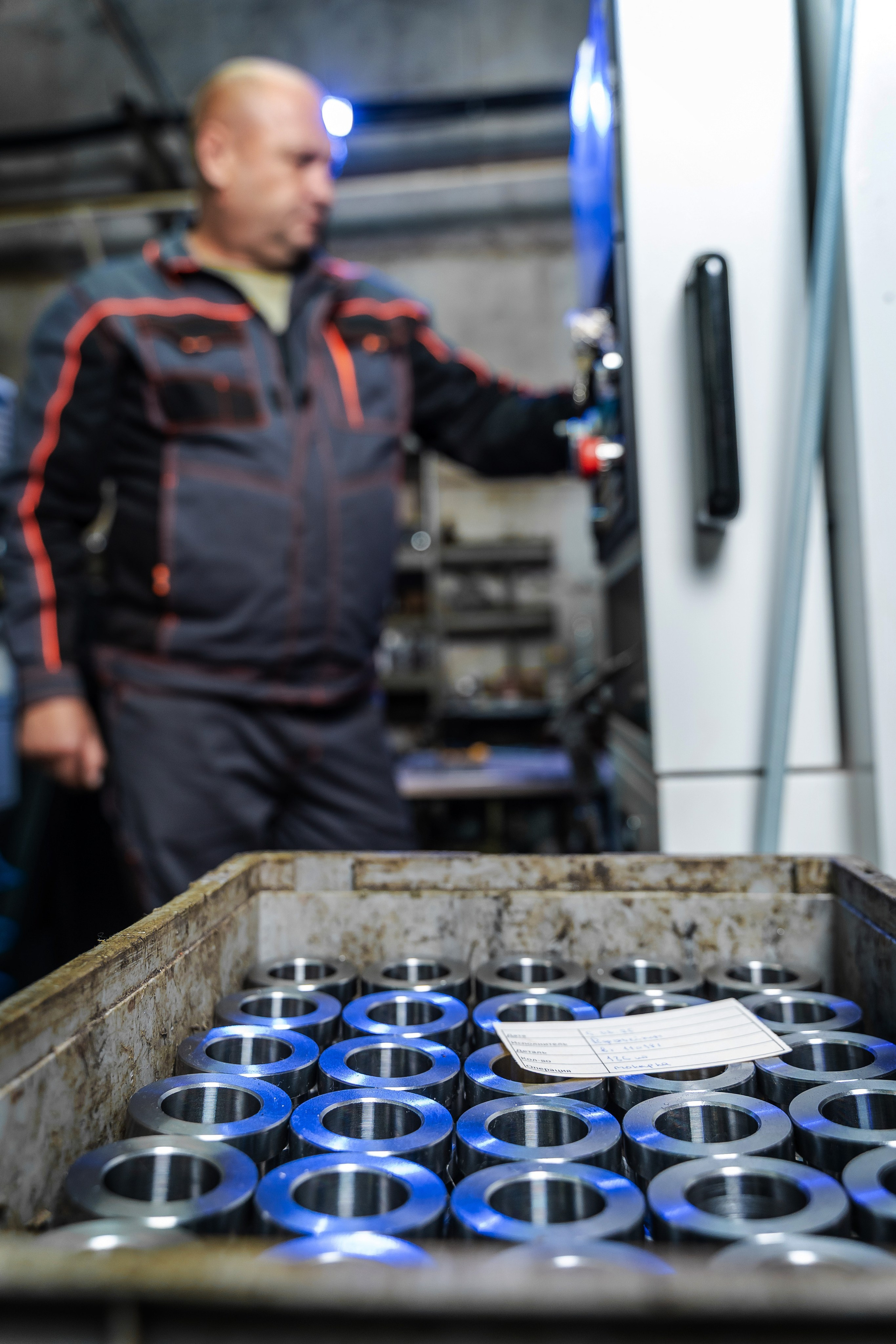 Оператор-наладчик настраивает токарный станок с ЧПУ для запуска новой партии