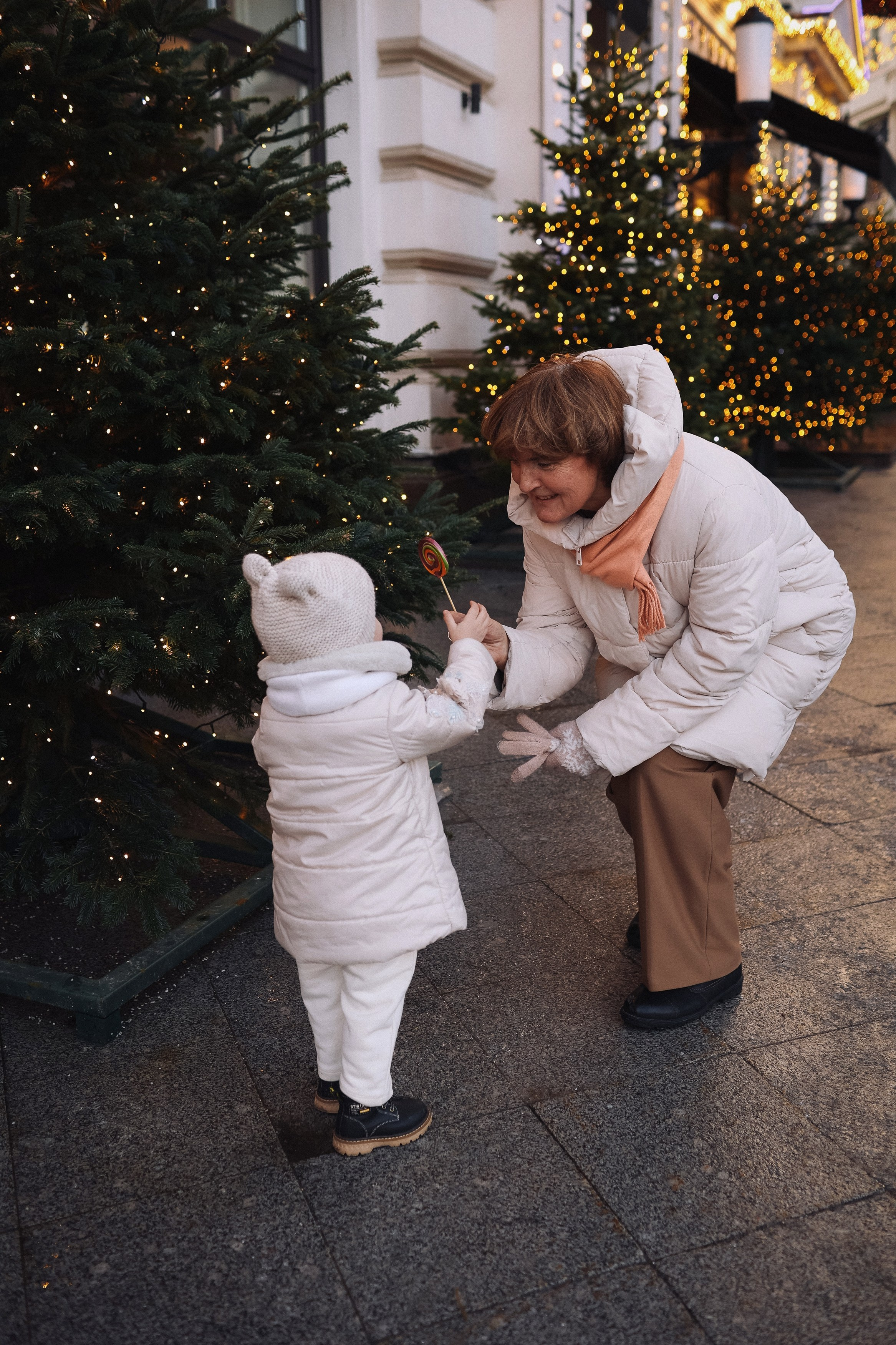 Вместе с бабушкой Света Жанна и малышка Лиза. Фотограф Владимир Москва
