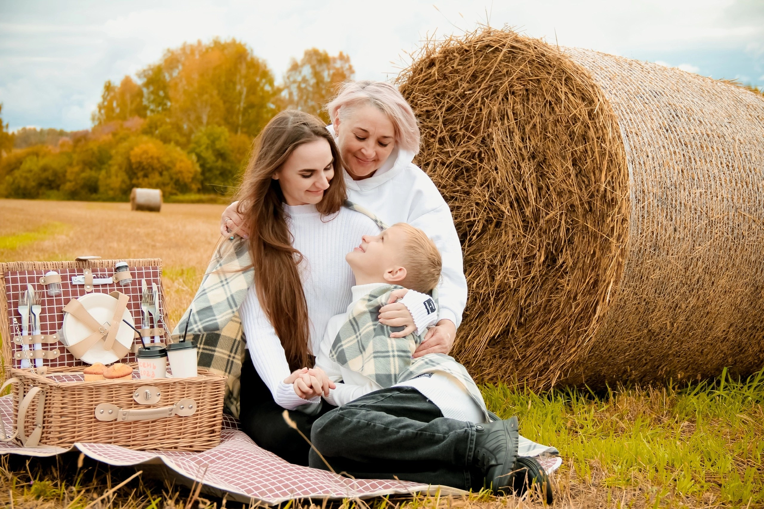 В поле с тюками. Семейный фотограф в р. п. Маслянино Саишева Мария