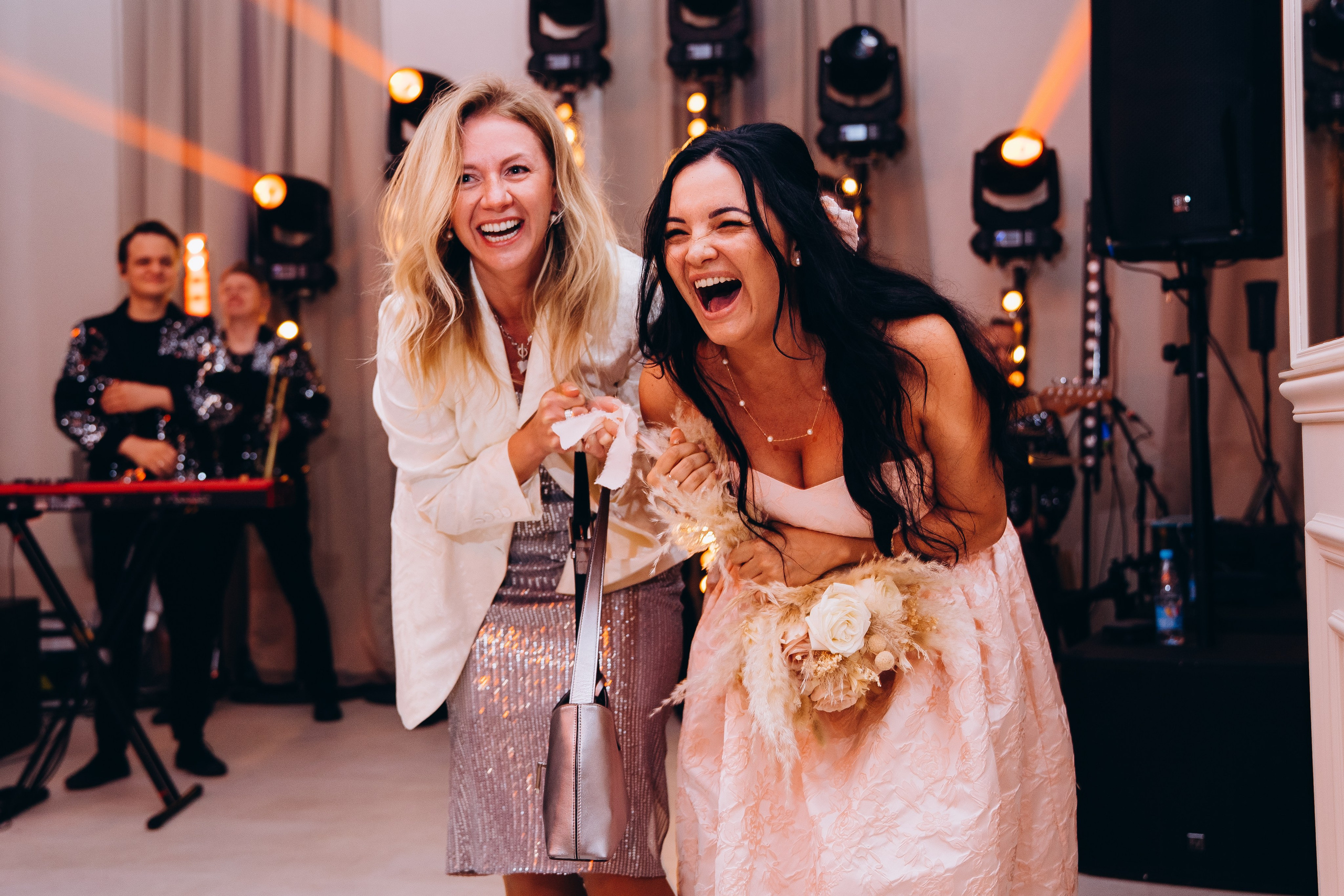 Веселые гости танцуют на свадебном банкете — репортажная съемка свадебных мероприятий в Москве с живыми эмоциями.