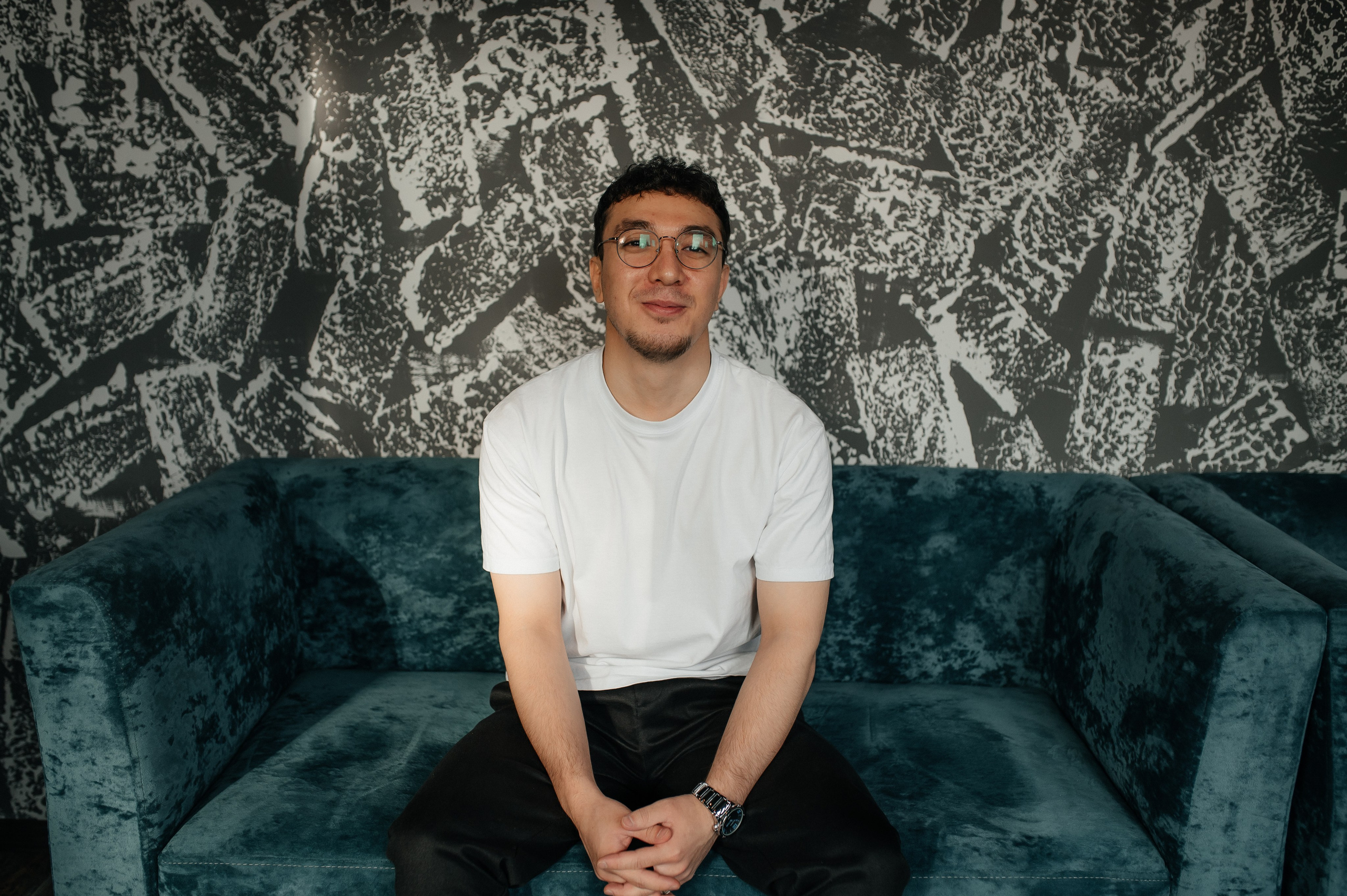 Презентация картины Карима в Париже. Фотограф Нижний Новгород