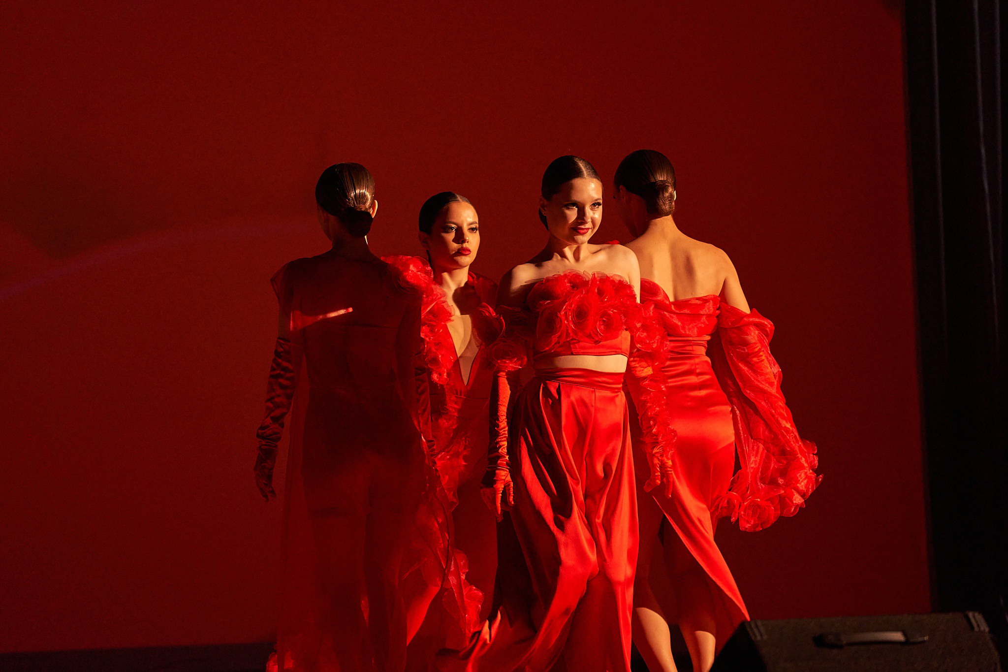 Выступления на сценах и уличных площадках. Танцевальная шоу-группа «GRANAT»