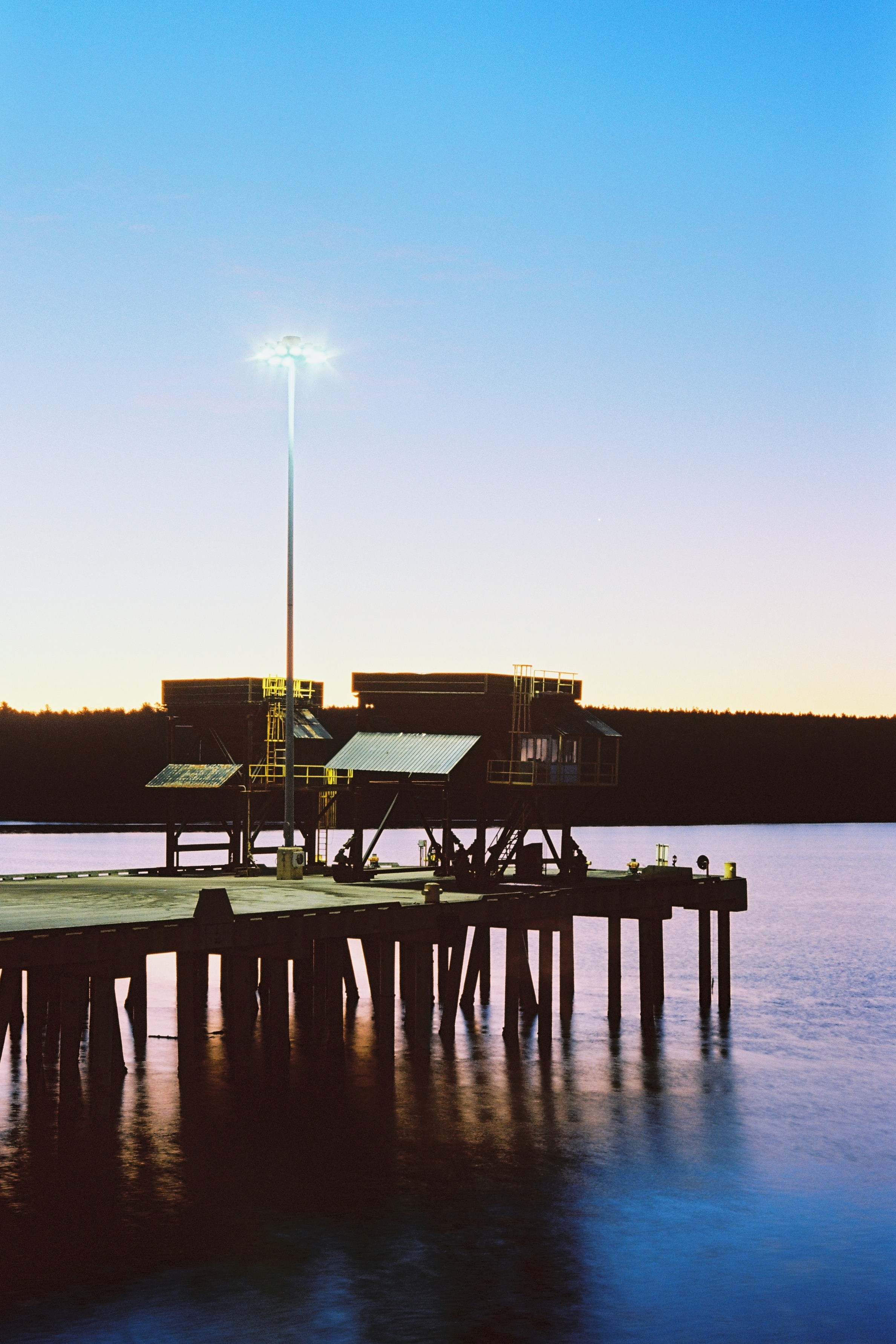 морской причал. морской порт. рассвет.