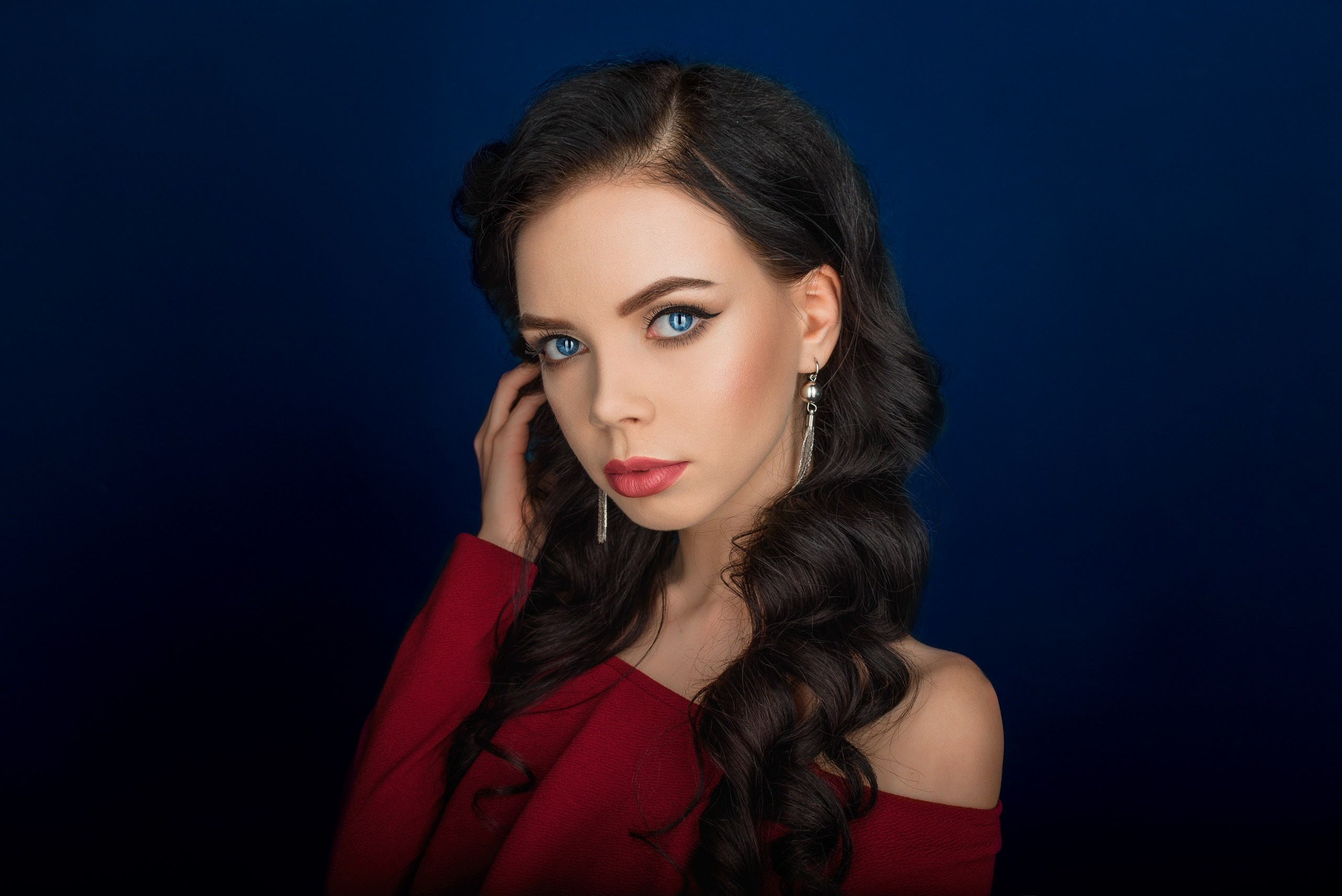 Фотосессия девушки в красном. Компания и фотошкола по созданию контента в Москве