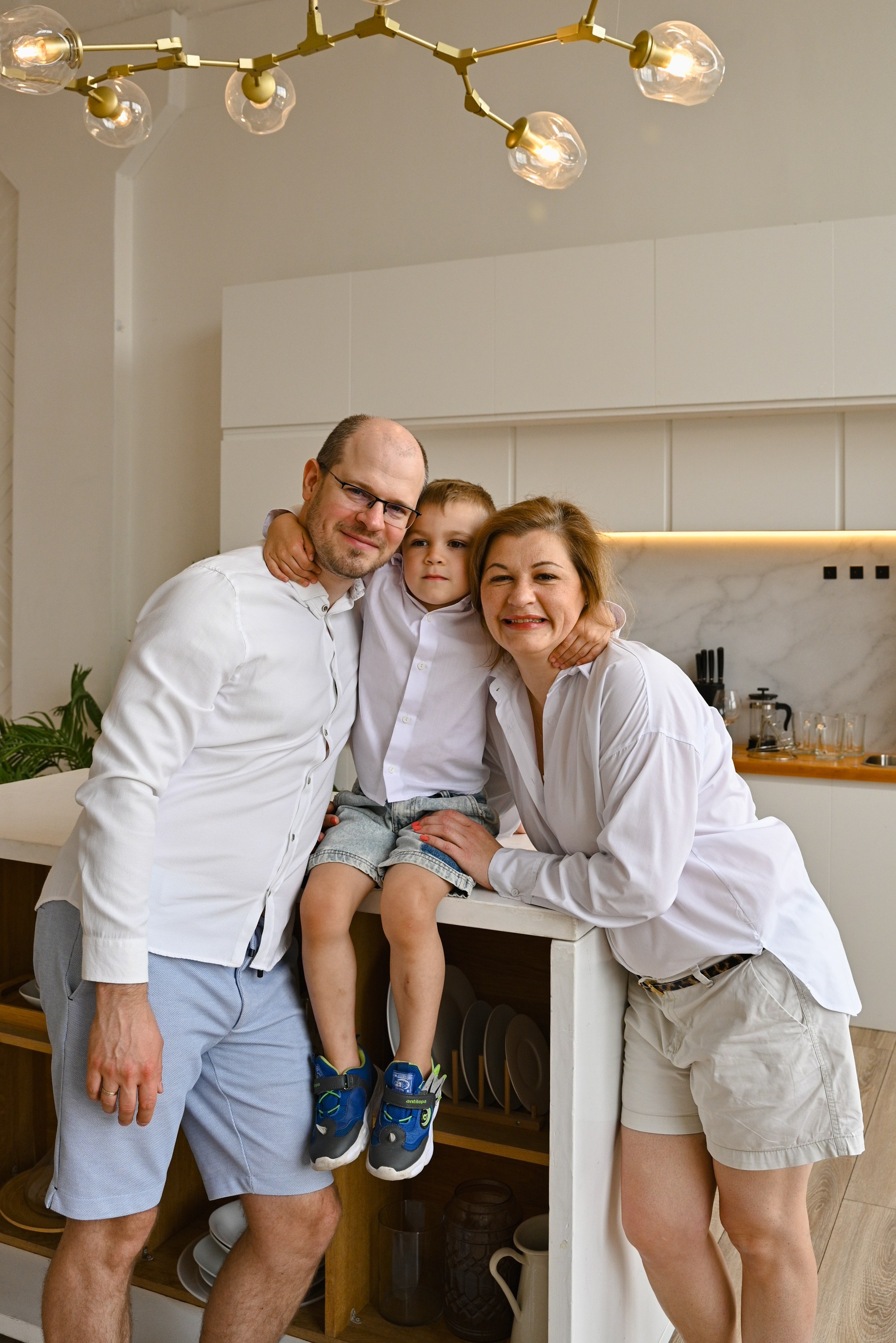 Счастливая большая семья. Компания и фотошкола по созданию контента в Москве