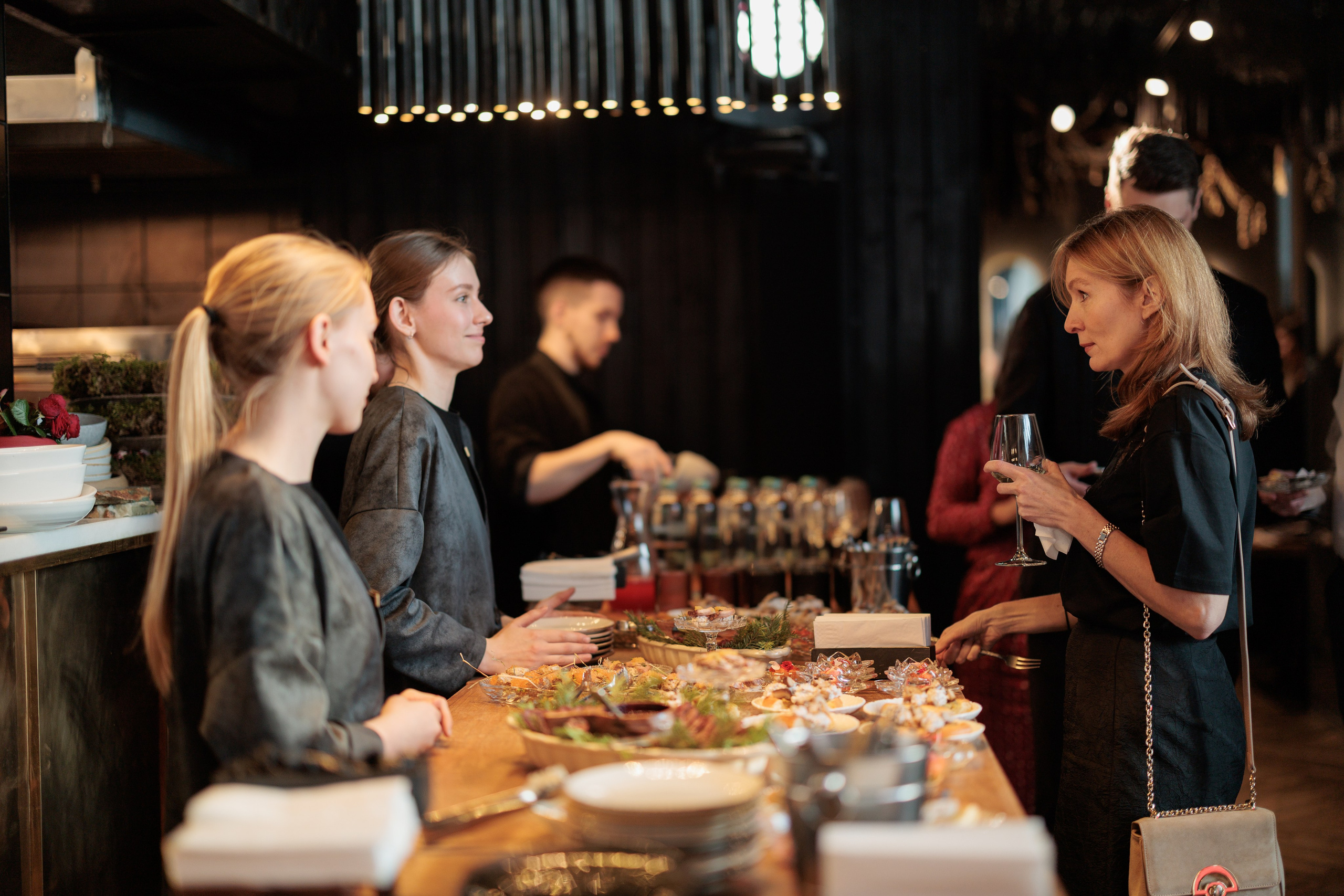 Альфа Босс — дегустация деловых идей. Контент для бизнеса в Екатеринбурге Полдень Медиа