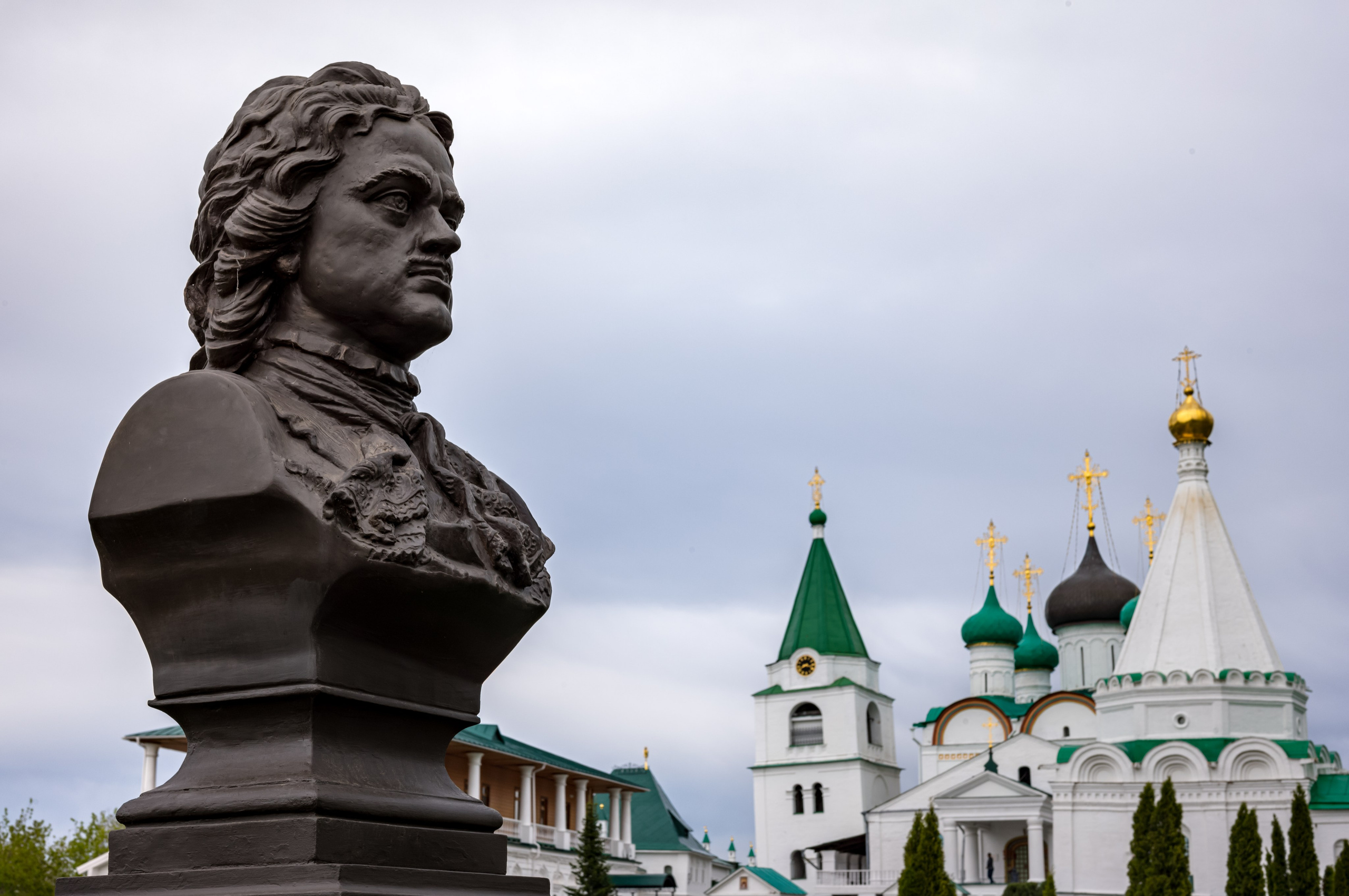 Памятник Петру I в Печерском монастыре в Нижнем Новгороде