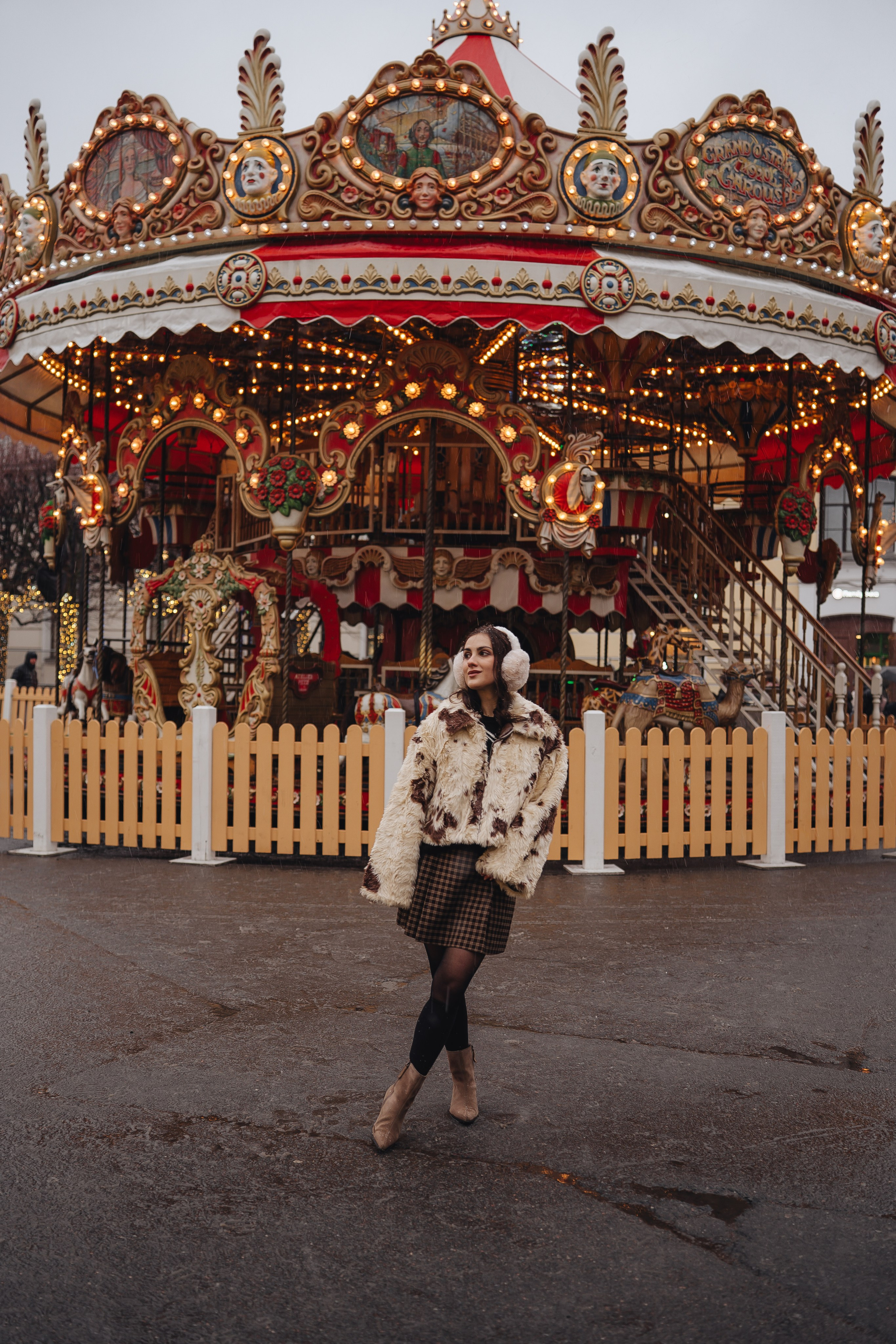 ПРОГУЛКА НА МАНЕЖНОЙ ПЛОЩАДИ ДЛЯ ДЕВУШКИ ПЕРЕД НОВЫМ ГОДОМ (НОВОГОДНЯЯ ФОТОСЕССИИЯ НА МАНЕЖНОЙ ПЛОЩАДИ). Профессиональный фотограф, Санкт-Петербург — Виктория Богомолова