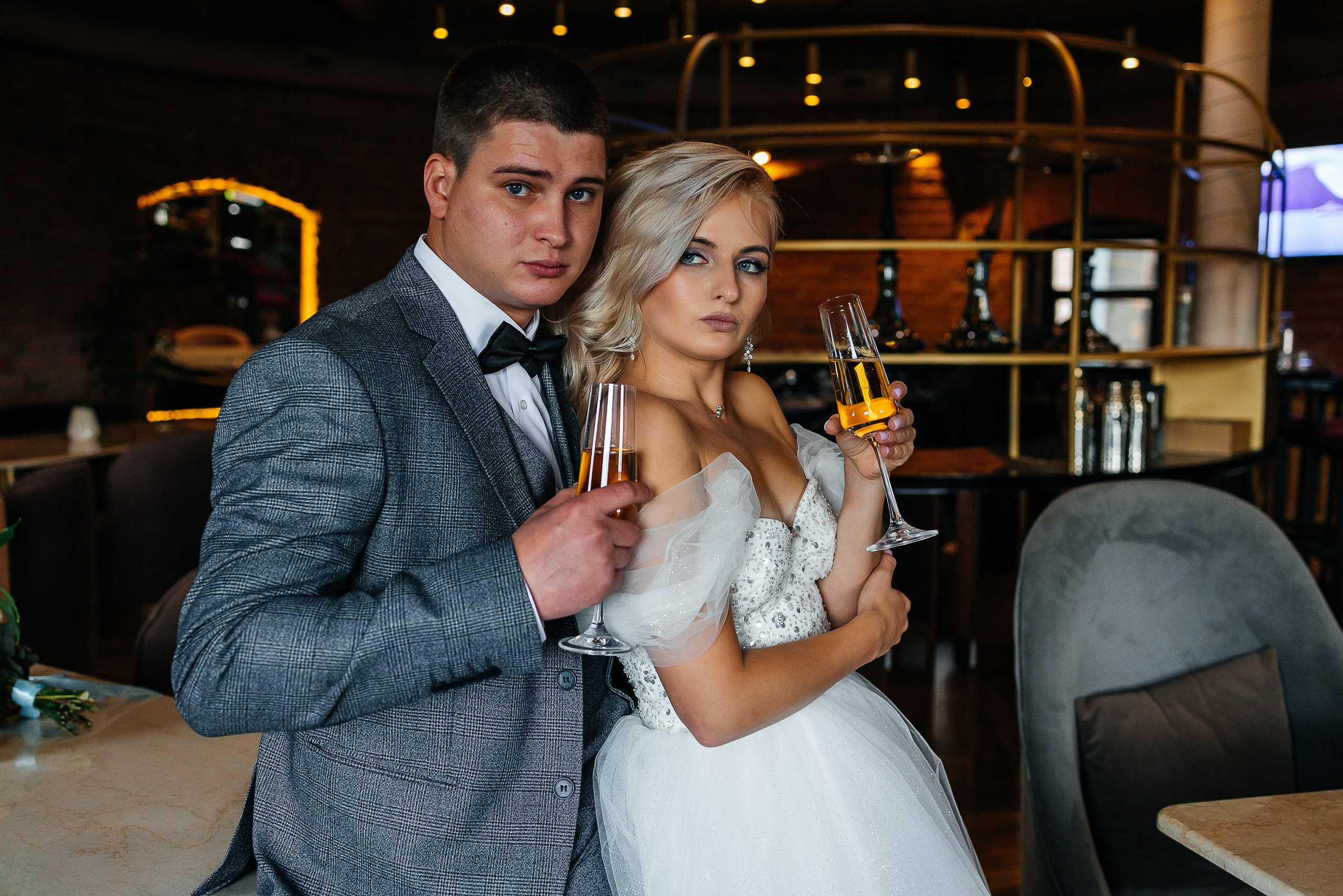 Стильная фотосессия пары в интерьерах ресторана. Олег Сверчков | Свадебный фотограф Вологда