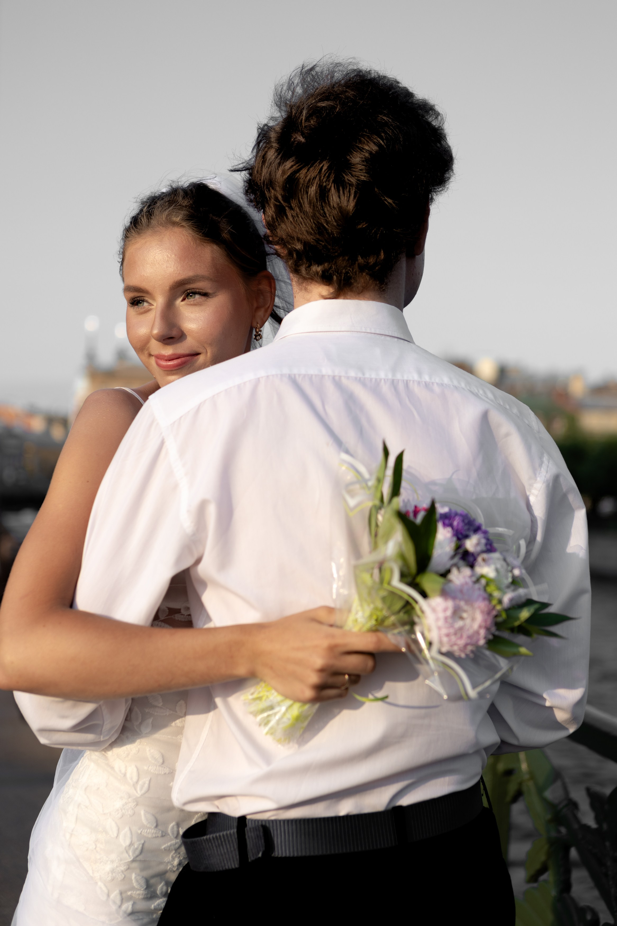 Молодожены обнимаются