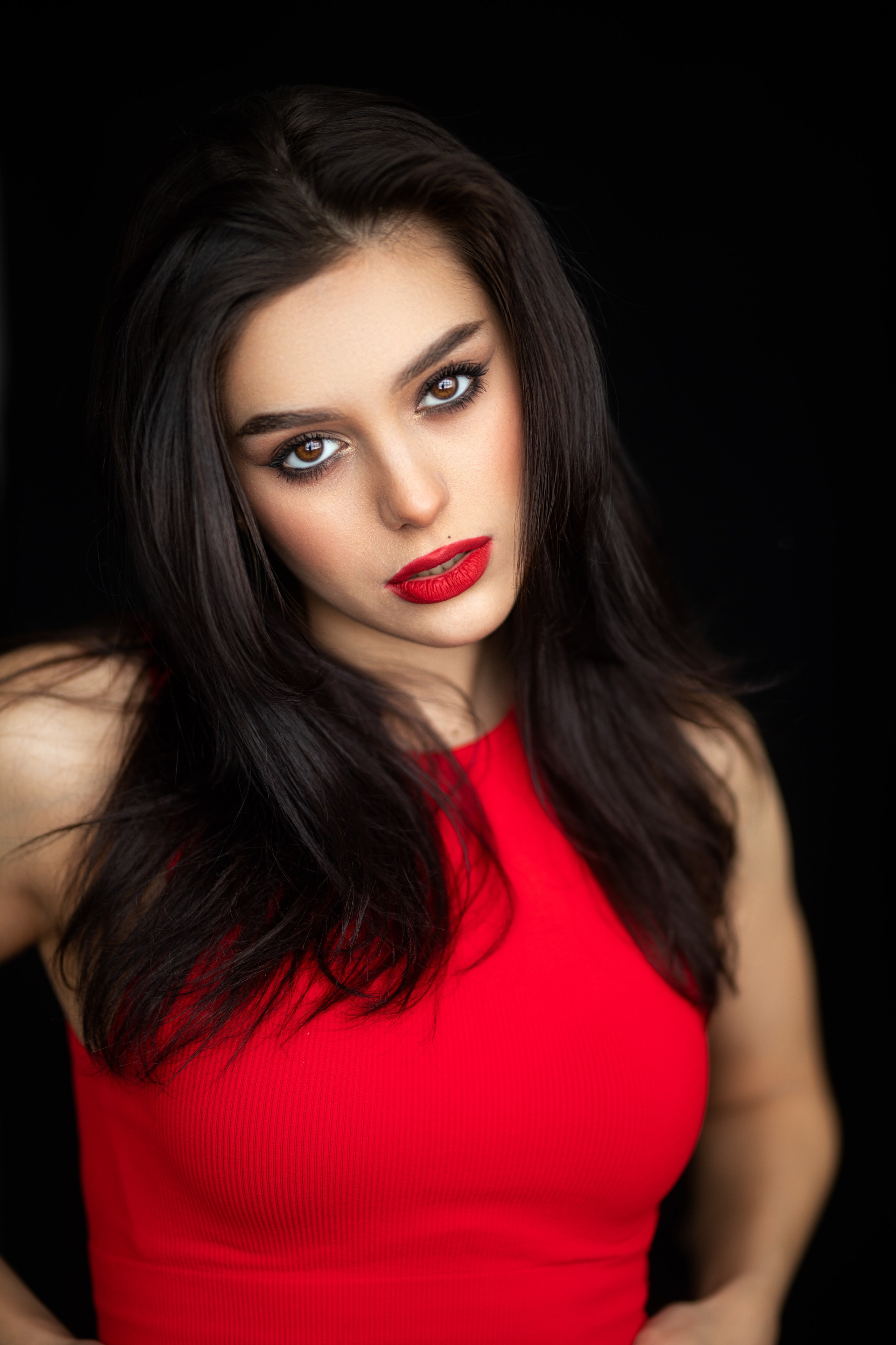 Фотосет с Марианной в студии с минимальным интерьером в формате для «себя»