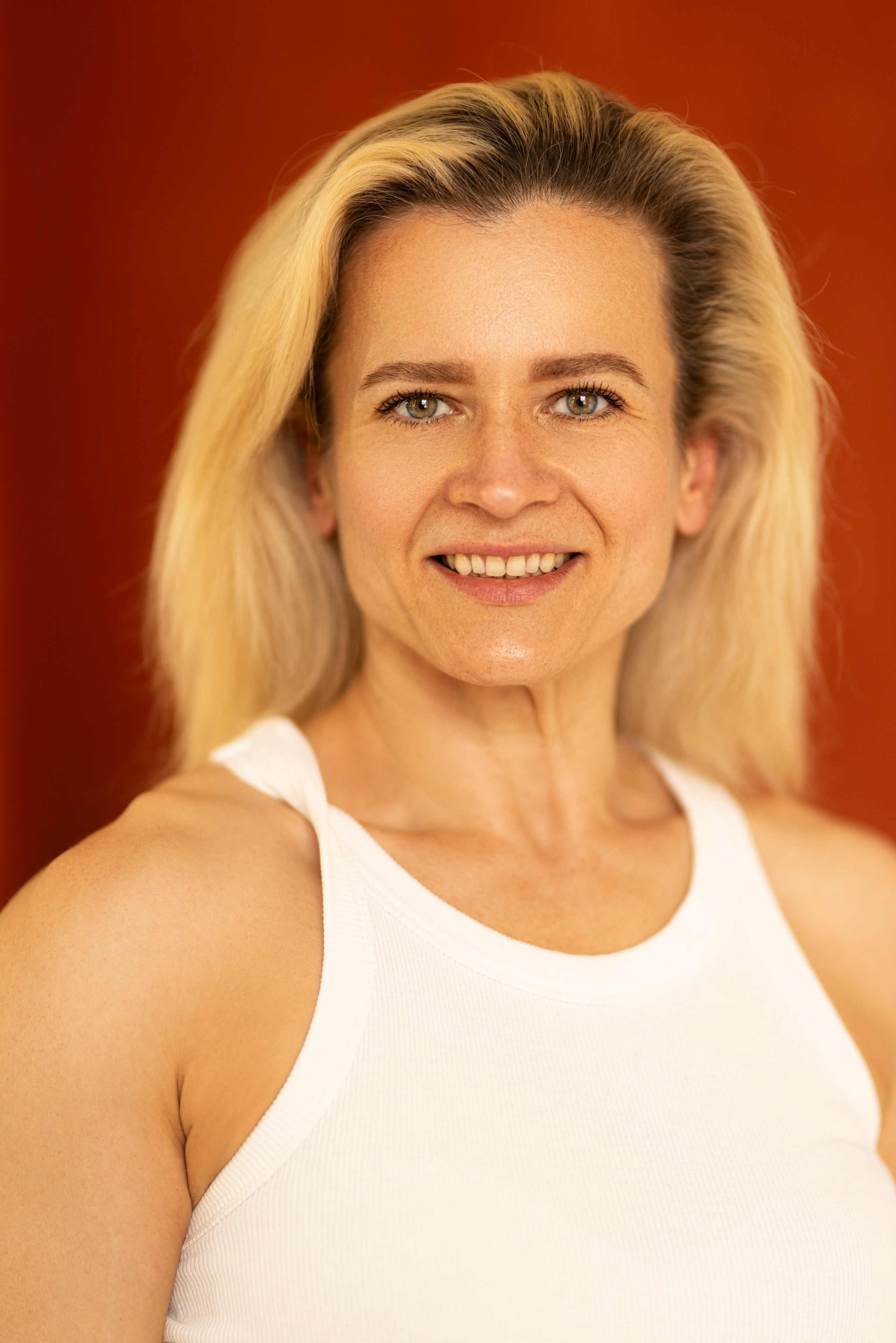 Съемка с Екатериной на циклораме с естественным светом для контента. Дмитрий Шульгин, портретный фотограф в Воронеже