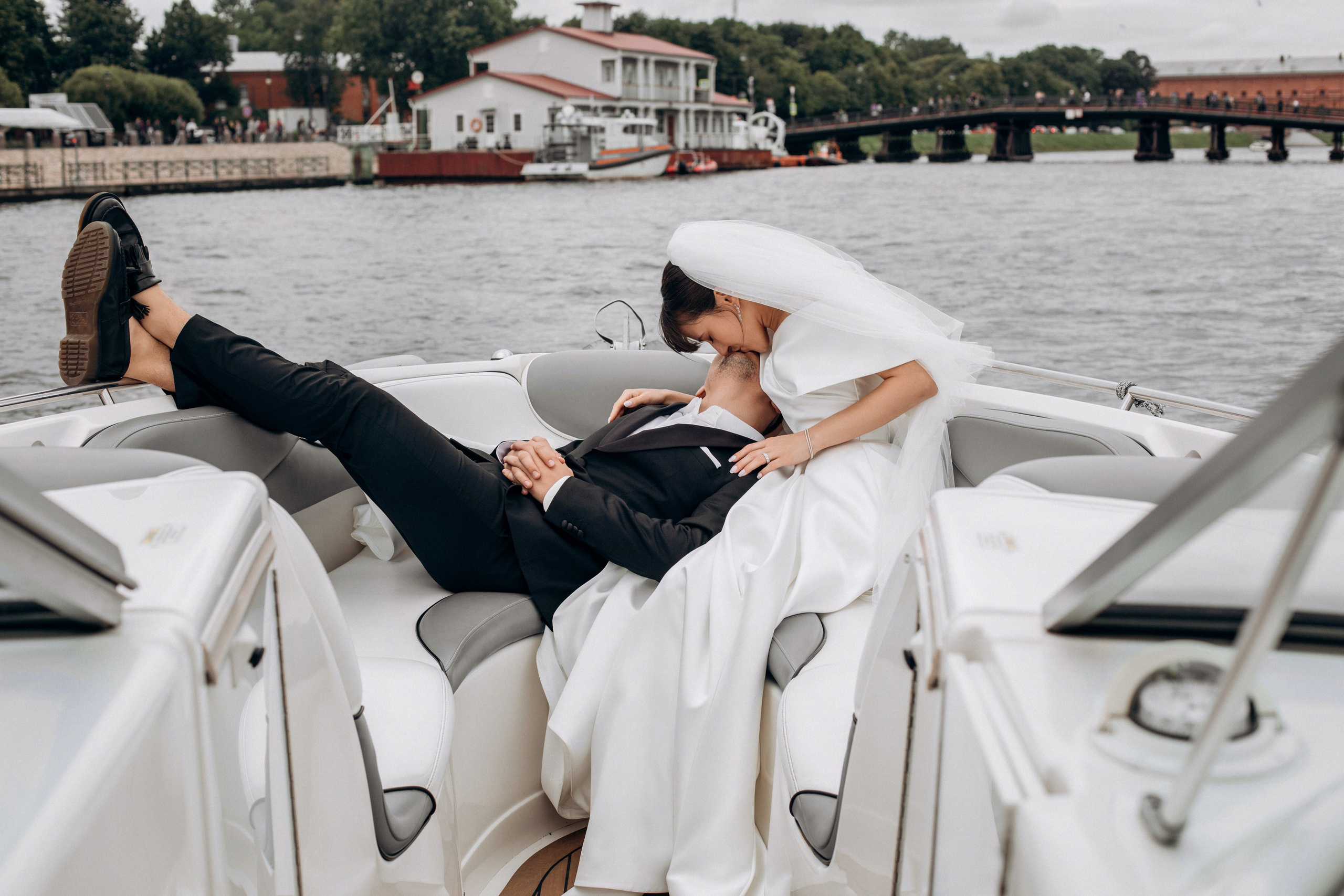 Свадьба на катере. Свадебный фотограф в Санкт-Петербурге Вика Стукачева