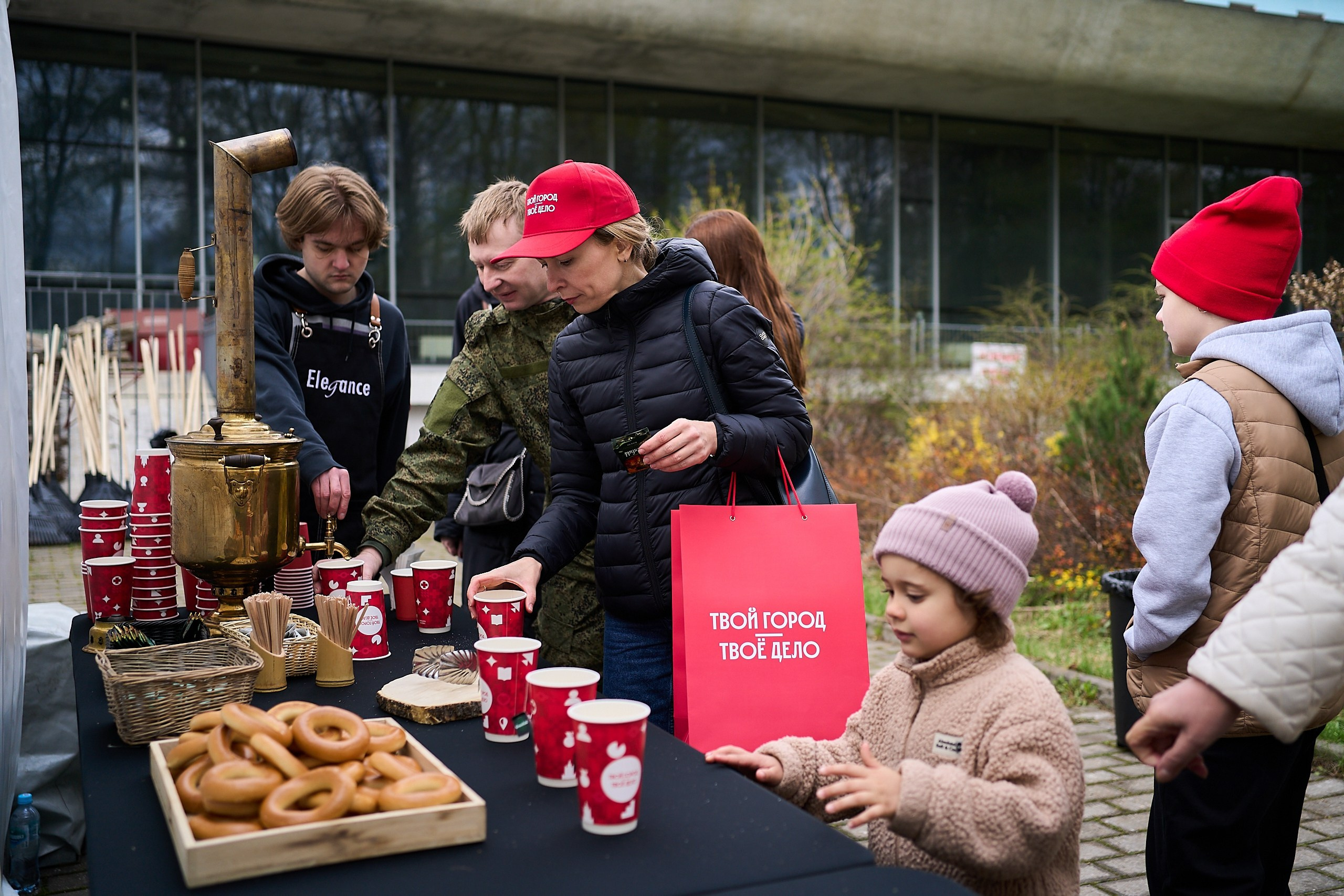 Субботник у Управления делами Мэра и Правительства Москвы. Фотограф и Видеограф в Москве. Олег Корушев