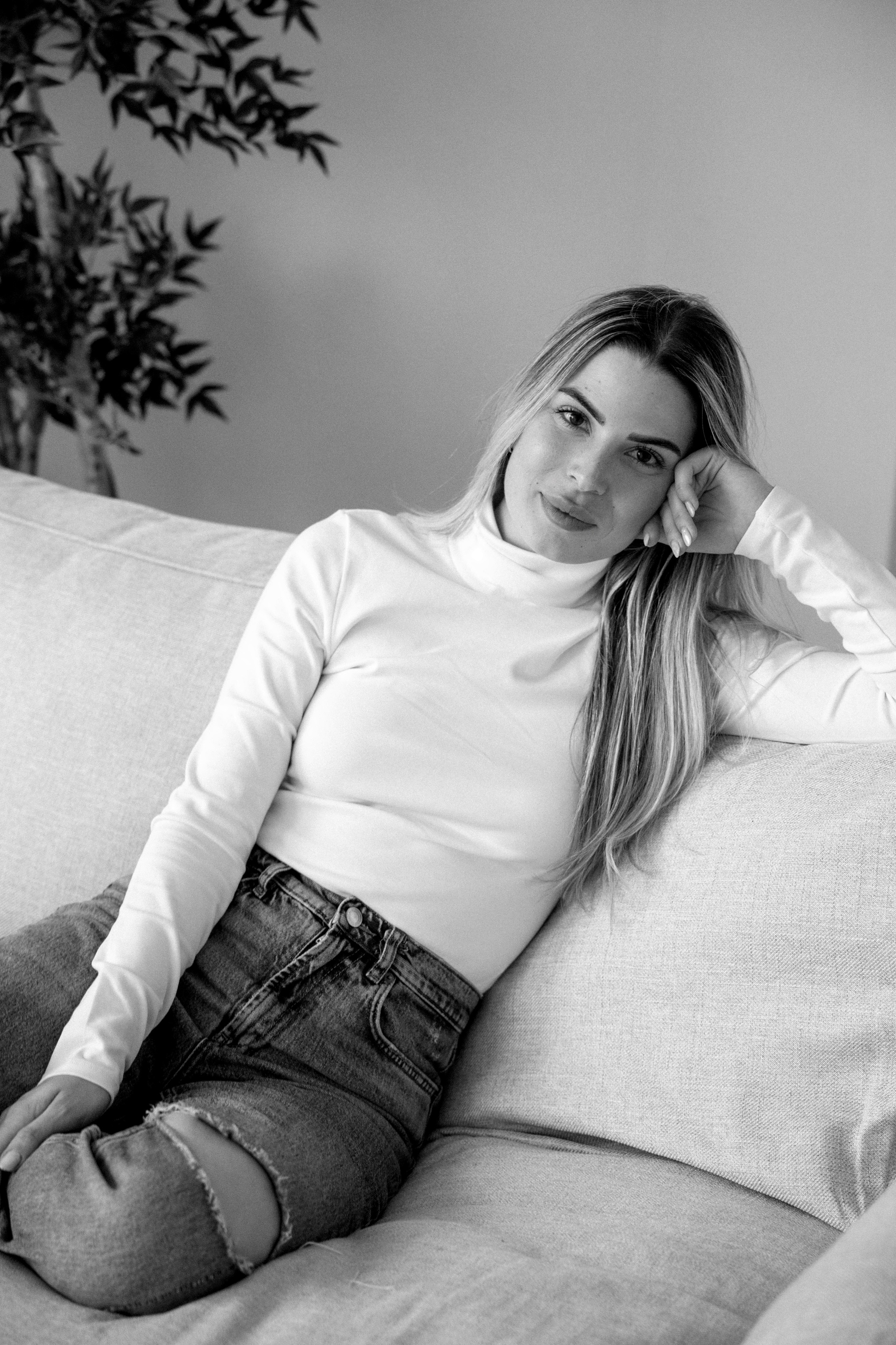 Family photoshoot in White Studio. Wedding and family photographer