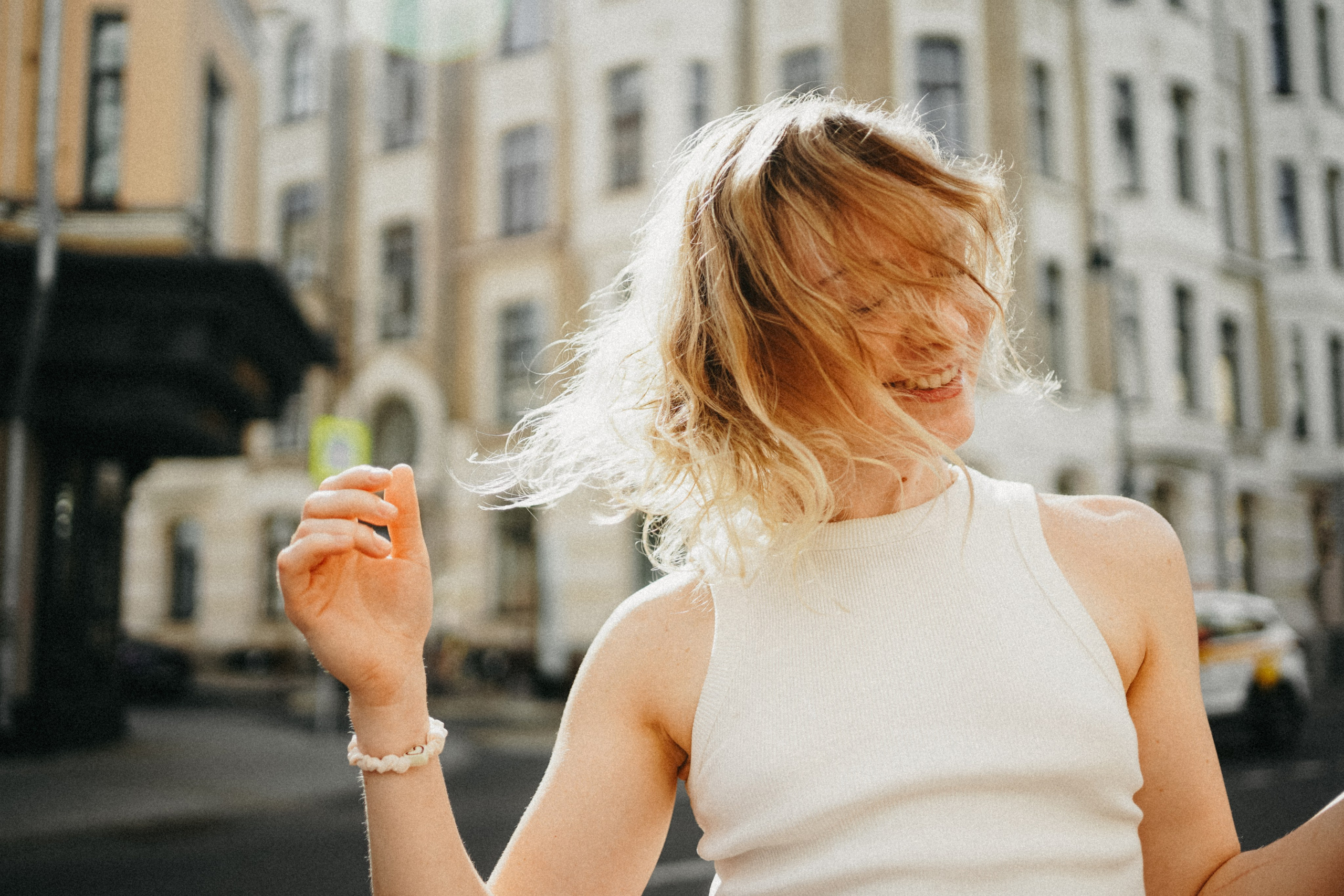 Девушка по городу шагает босиком. Фотограф Наталья Колганова