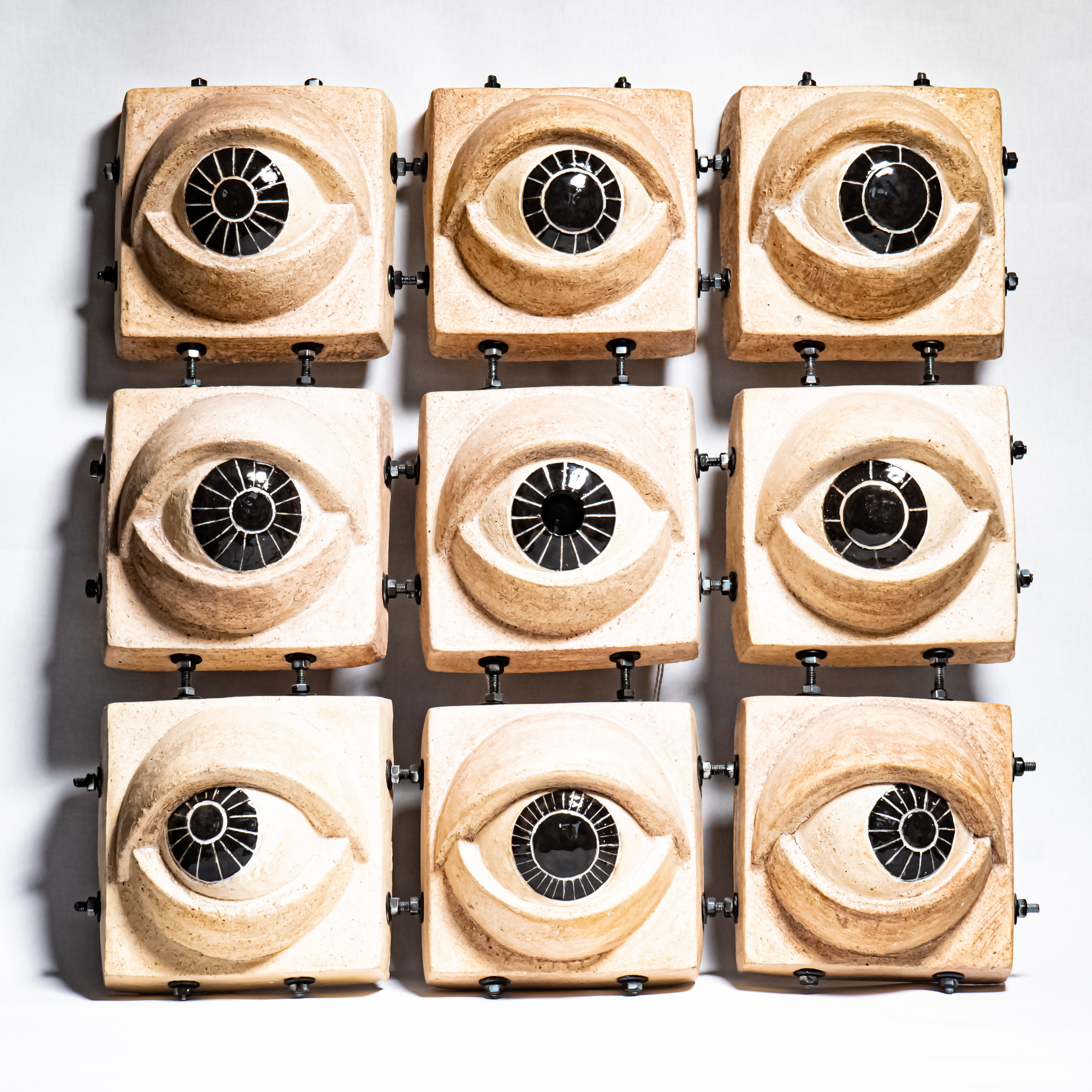 Арт объект в виде глаз для интерьера