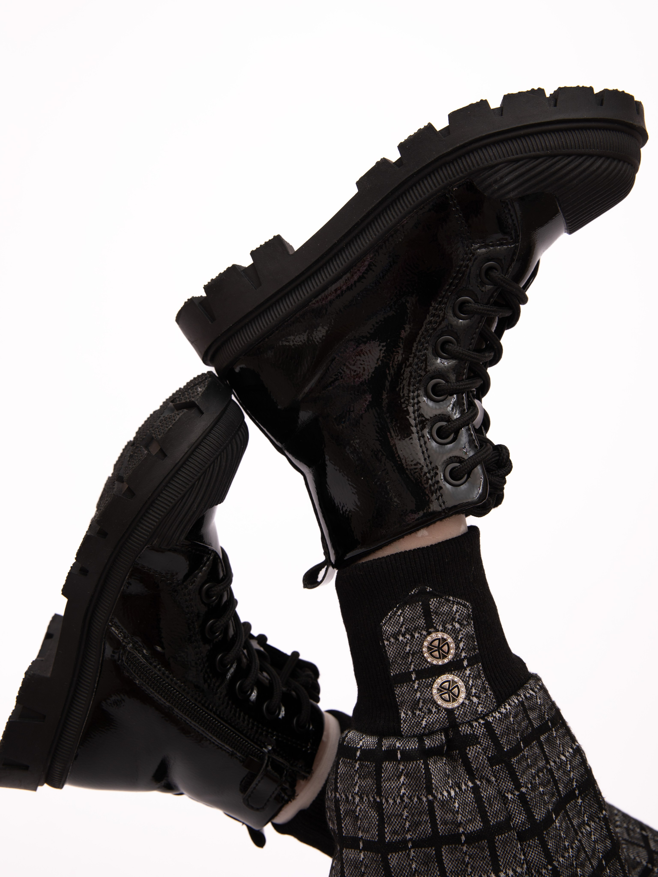 Детские брюки. Фотостудия предметной и модельной съёмки для маркетплейсов